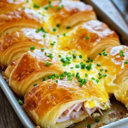 Für den Ham and Cheese Croissant Casserole benötigen Sie: - 6 große Buttercroissants, halbiert - 200 g gekochter, gewürfelter Schinken - 200 g geriebener Käse (z.B. Gruyère oder Cheddar) - 4 große Eier - 400 ml Milch - 1 Teelöffel Dijon-Senf - ½ Teelöffel Knoblauchpulver - Salz und Pfeffer nach Geschmack - 2 Esslöffel frischer Schnittlauch, gehackt (zur Garnierung)