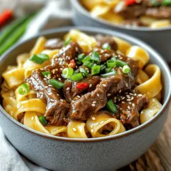 Für die Mongolian Beef Noodles benötigen Sie einige wichtige Zutaten. Diese sind: - 225 g breite Reisnudeln - 450 g Flanksteak, dünn gegen die Faser geschnitten - 2 Esslöffel Pflanzenöl - 3 Frühlingszwiebeln, gehackt (weiße und grüne Teile getrennt) - 3 Knoblauchzehen, fein gehackt - Ein 2,5 cm großes Stück Ingwer, gerieben - 60 ml Sojasauce - 30 g Hoisinsauce - 15 g brauner Zucker - 15 g Maisstärke - 5 ml Sesamöl - Salz und Pfeffer nach Geschmack - Sesamkörner zum Garnieren Diese Zutaten geben den Nudeln den besonderen Geschmack. Das Flanksteak ist zart und voller Aromen. Die Reisnudeln sorgen für eine angenehme Textur. Die Gewürze und Öle spielen eine große Rolle in diesem Gericht. Hier sind die wichtigsten: - Sojasauce: Sie gibt den Nudeln Tiefe und Umami. - Hoisinsauce: Diese süße Sauce bringt einen tollen Kontrast. - Sesamöl: Es fügt einen nussigen Geschmack hinzu. Diese Zutaten machen die Nudeln herzhaft und lecker. Sie sind einfach zu finden und machen das Kochen leicht. Mongolian Beef Noodles schmecken besser mit Beilagen. Hier sind einige Vorschläge: - Frische Frühlingszwiebeln: Sie bringen Farbe und Frische. - Sesamkörner: Sie geben einen schönen Crunch. - Frische Chili: Für einen scharfen Kick. Diese Beilagen ergänzen die Nudeln. Sie machen das Essen noch ansprechender. Probieren Sie sie aus, um das Gericht zu verbessern! Um die Reisnudeln zuzubereiten, folgen Sie den Anweisungen auf der Packung. Das Wasser sollte sprudelnd kochen. Geben Sie die Nudeln hinein und kochen Sie sie 5-7 Minuten. Nach dem Kochen gießen Sie die Nudeln ab und stellen sie beiseite. Sie können etwas Öl hinzufügen, um ein Verkleben zu verhindern. Für die Marinade nehmen Sie eine Schüssel. Fügen Sie das dünn geschnittene Flanksteak hinzu. Geben Sie Sojasauce, Maisstärke, braunen Zucker, Salz und Pfeffer hinein. Mischen Sie alles gut durch, sodass das Fleisch gleichmäßig bedeckt ist. Lassen Sie die Mischung für 15 Minuten marinieren. So wird das Fleisch zart und geschmackvoll. Erhitzen Sie in einer großen Pfanne oder einem Wok das Pflanzenöl bei mittlerer bis hoher Hitze. Geben Sie das marinierte Rindfleisch in einer einzigen Schicht hinein. Braten Sie es für 2-3 Minuten, bis es gebräunt ist. Wenden Sie das Fleisch und braten Sie es für 1-2 Minuten weiter. Nehmen Sie es dann aus der Pfanne und stellen Sie es beiseite. Fügen Sie bei Bedarf mehr Öl in die Pfanne hinzu. Geben Sie den gehackten Knoblauch, den geriebenen Ingwer und die weißen Teile der Frühlingszwiebeln hinein. Braten Sie alles für etwa 1 Minute an, bis es duftet. Danach geben Sie das gebratene Rindfleisch zurück in die Pfanne. Fügen Sie Hoisinsauce, Sesamöl und die gekochten Reisnudeln hinzu. Mischen Sie alles für 2-3 Minuten gut durch. Für die besten Ergebnisse, garnieren Sie die Rindfleisch-Nudel-Mischung mit den grünen Teilen der Frühlingszwiebeln und Sesamkörnern. Dies sorgt für einen frischen Geschmack und ein schönes Aussehen. Die Marinade macht das Rindfleisch zart und voller Geschmack. Verwende frische Zutaten. Mische Sojasauce, braunen Zucker, und Maisstärke in einer Schüssel. Füge etwas Salz und Pfeffer hinzu. Lasse das Flanksteak mindestens 15 Minuten marinieren. Du kannst auch etwas Knoblauch oder Ingwer für mehr Aroma hinzufügen. Das Braten des Rindfleischs ist der Schlüssel zum Geschmack. Erhitze das Pflanzenöl in einer großen Pfanne. Achte darauf, dass die Pfanne heiß ist, bevor du das Fleisch hinzufügst. Lege das marinierte Rindfleisch in einer einzigen Schicht in die Pfanne. Brate es 2-3 Minuten lang, bis es braun ist. Wende das Fleisch und brate es weitere 1-2 Minuten. So bleibt es saftig. Ein Wok oder eine große Pfanne ist ideal für dieses Gericht. Sie leiten die Wärme gut und sorgen für gleichmäßiges Braten. Nutze eine Zange, um das Fleisch zu wenden. Ein scharfes Messer hilft beim Schneiden des Flanksteaks. Außerdem ist eine Schüssel für die Marinade wichtig. Diese Geräte machen das Kochen einfacher und schneller. Für das vollständige Rezept, schau dir die [Full Recipe]. {{image_4}} Mongolian Beef Noodles lassen sich einfach anpassen. Statt Flanksteak kannst du Tofu verwenden. Tofu hat einen tollen Geschmack, wenn du ihn gut marinierst. Du kannst auch Seitan oder Tempeh nutzen. Beide bieten eine fleischige Textur und sind sehr nahrhaft. Mit diesen Alternativen bleibt das Gericht lecker und gesund. Wenn du mehr Protein möchtest, probiere Hähnchen oder Garnelen. Hähnchenbrust ist mager und leicht zuzubereiten. Einfach in dünne Scheiben schneiden und wie das Rindfleisch marinieren. Garnelen brauchst du nur kurz braten. Sie fügen einen tollen Meeresgeschmack hinzu. Du kannst auch ein Gemisch aus verschiedenen Fleischsorten verwenden, um Abwechslung zu schaffen. Wenn du es scharf magst, füge frische Chilischoten hinzu. Du kannst auch Chiliflocken oder Sriracha verwenden. Diese Zutaten geben dem Gericht einen zusätzlichen Kick. Achte darauf, die Mengen nach deinem Geschmack anzupassen. So wird jedes Gericht einzigartig und spannend. Reste von Mongolian Beef Noodles sind leicht zu lagern. Lassen Sie die Nudeln und das Rindfleisch auf Raumtemperatur abkühlen. Füllen Sie alles in einen luftdichten Behälter. Achten Sie darauf, dass die Reste gut abgedeckt sind, um den Geschmack zu bewahren. Um die Reste wieder zu erwärmen, können Sie eine Pfanne oder die Mikrowelle nutzen. In der Pfanne erhitzen Sie etwas Öl bei mittlerer Hitze. Geben Sie die Reste hinzu und rühren Sie gut um. In der Mikrowelle geben Sie die Nudeln in eine Schüssel und decken sie mit einem feuchten Tuch ab. Erwärmen Sie die Nudeln in Intervallen von 30 Sekunden, bis sie warm sind. Im Kühlschrank halten die Reste etwa 3 bis 4 Tage. Stellen Sie sicher, dass der Behälter gut verschlossen ist. Für längere Lagerung können Sie die Reste auch einfrieren. Im Gefrierschrank bleiben die Nudeln bis zu 3 Monate frisch. Achten Sie darauf, sie in einem gefrierfesten Behälter zu lagern. So bleiben die Aromen erhalten. Zu Mongolian Beef Noodles passen viele Beilagen gut. Ich empfehle, einen frischen Salat zu servieren. Ein einfacher Gurkensalat mit Essig und etwas Zucker ist leicht und lecker. Auch gedämpftes Gemüse, wie Brokkoli oder Karotten, bringt Farbe auf den Teller. Reis ist eine gute Wahl für eine sättigende Beilage. Wenn Sie es schärfer mögen, probieren Sie frische Chili oder scharfe Saucen. Ja, Sie können das Rezept im Voraus zubereiten. Marinieren Sie das Rindfleisch am Morgen oder sogar einen Tag vorher. So dringen die Aromen tief in das Fleisch ein. Kochen Sie die Nudeln und das Gemüse kurz vor dem Servieren. Dadurch bleiben die Nudeln frisch und die Textur bleibt gut. Lagern Sie alles in luftdichten Behältern im Kühlschrank. Mongolian Beef Noodles haben ihren Ursprung in der asiatischen Küche. Es ist ein Gericht, das oft in chinesischen Restaurants zu finden ist. Der Name kann irreführend sein, da es nicht direkt aus der Mongolei stammt. Es vereint Aromen aus der mongolischen und der chinesischen Küche. Diese Gerichte nutzen oft Rindfleisch, Sojasauce und frische Zutaten. Damit ist es ein beliebtes Gericht für viele. Mongolian Beef Noodles sind lecker und einfach zuzubereiten. Wir haben die Zutaten, Schritte und nützliche Tipps besprochen. Die Variationen zeigen dir, wie du das Gericht anpassen kannst. Vergiss nicht, Reste richtig zu lagern, damit du mehr genießen kannst. Dieses Gericht bringt Freude auf den Tisch. Probiere die Vorschläge aus und finde deinen Favoriten. Viel Spaß beim Kochen und Essen!