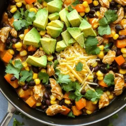 - 450 g Hähnchenbrustfilets, entbeint und ohne Haut, in mundgerechte Stücke geschnitten - 1 Esslöffel Olivenöl - 1 kleine Zwiebel, gewürfelt - 2 Knoblauchzehen, fein gehackt - 1 rote Paprika, gewürfelt - 1 grüne Paprika, gewürfelt - 1 Dose (425 g) schwarze Bohnen, abgetropft und abgespült - 240 ml Mais (frisch, gefroren oder aus der Dose) - 1 Teelöffel Chili-Pulver - 1 Teelöffel Kreuzkümmel - 1 Teelöffel geräucherter Paprika - Salz und Pfeffer nach Geschmack - Saft von 1 Limette - 1/2 Tasse frischer Koriander, gehackt Die Hauptzutaten machen das Gericht besonders. Hähnchenbrust ist zart und leicht. Die Paprika bringt Farbe und Süße. Zwiebeln und Knoblauch geben viel Geschmack. Gewürze wie Chili und Kreuzkümmel verleihen eine würzige Note. Die Bohnen und der Mais fügen eine gute Textur hinzu. - 1 Avocado, gewürfelt (für das Topping) - 1/2 Tasse geriebener Käse (Cheddar oder mexikanische Mischung, optional) Optionale Zutaten können das Gericht noch besser machen. Avocado bringt Cremigkeit und frischen Geschmack. Käse ist eine tolle Ergänzung, die schmelzen kann. Diese Zutaten sind nicht nötig, aber sie machen das Gericht noch leckerer. Ich lade dich ein, das [Full Recipe] auszuprobieren! - Hähnchen vorbereiten: Schneide 450 g Hähnchenbrust in kleine Stücke. Stelle sicher, dass sie gleichmäßig sind. - Gemüse schneiden: Würfle eine kleine Zwiebel und schneide eine rote und eine grüne Paprika in Stücke. Diese Farben bringen Freude auf den Teller. - Gewürze bereitstellen: Halte Chili-Pulver, Kreuzkümmel und geräucherte Paprika bereit. Diese Gewürze geben dem Gericht seinen besonderen Geschmack. - Erhitzen des Olivenöls: Nimm eine große Pfanne und erhitze 1 Esslöffel Olivenöl über mittlerer bis hoher Hitze. - Anbraten der Zwiebel und des Knoblauchs: Gib die gewürfelte Zwiebel in die Pfanne. Brate sie für 2-3 Minuten, bis sie glasig ist. Füge dann 2 fein gehackte Knoblauchzehen hinzu und koche sie eine weitere Minute. - Hähnchen kochen und würzen: Gib die Hähnchenstücke in die Pfanne. Würze sie mit Salz, Pfeffer, Chili-Pulver, Kreuzkümmel und geräucherter Paprika. Brate das Hähnchen 5-7 Minuten, bis es goldbraun ist. - Gemüse hinzufügen: Füge die gewürfelten Paprika hinzu und koche sie für 3-4 Minuten. Sie sollten weich, aber knackig sein. - Bohnen und Mais unterrühren: Rühre 425 g schwarze Bohnen und 240 ml Mais unter. Lass alles für 2-3 Minuten köcheln. - Limettensaft und Koriander hinzufügen: Presse den Saft von 1 Limette über das Gericht. Mische 1/2 Tasse gehackten Koriander unter. Das macht das Gericht frisch und aromatisch. Für das vollständige Rezept, schau dir die vollständige Anleitung an. - Die richtige Hitze einstellen: Beginne mit mittlerer bis hoher Hitze. So brät das Hähnchen gleichmäßig. Zu hohe Hitze kann das Fleisch austrocknen. - Wie man zartes Hähnchen erhält: Verwende frische Hähnchenbrustfilets. Dies sorgt für zarte Stücke. Achte darauf, das Hähnchen nicht zu lange zu braten. Es sollte nur leicht goldbraun sein. - Zeitmanagement während des Kochens: Bereite alle Zutaten im Voraus vor. So sparst du Zeit beim Kochen. Halte die Pfanne immer im Blick. So verhinderst du, dass etwas anbrennt. - Anrichtungsmöglichkeiten: Serviere die Zesty Southwest Chicken Skillet direkt in der Pfanne. Das sieht rustikal aus und macht es einfach. Du kannst auch individuelle Portionen anrichten. - Verwendung von frischen Kräutern: Frischer Koriander bringt Farbe und Geschmack. Streue ihn kurz vor dem Servieren über das Gericht. - Garnierungen für das Auge: Toppe das Gericht mit gewürfelter Avocado. Das sorgt für schöne Farben und leckeren Geschmack. Limettenspalten auf dem Teller sind auch eine tolle Idee. Entdecke das gesamte Rezept in der [Full Recipe]. {{image_4}} Für die Zesty Southwest Chicken Skillet kann man viele Zutaten verwenden. Du kannst verschiedene Gemüsesorten nehmen. Zum Beispiel, füge Zucchini oder Mais hinzu. Diese Optionen bringen frische Aromen ins Gericht. Du kannst auch andere Proteine verwenden. Rindfleisch oder Tofu sind gute Alternativen. Wenn du Tofu nimmst, achte darauf, ihn gut zu würzen. So bleibt der Geschmack stark und lecker. Bei speziellen diätetischen Anforderungen kannst du Anpassungen vornehmen. Für glutenfreie Optionen, stelle sicher, dass alle Zutaten glutenfrei sind. Bei veganen Wünschen, nutze pflanzliche Alternativen für das Hähnchen. Möchtest du mehr Schärfe? Füge Jalapeños hinzu! Diese geben dem Gericht einen extra Kick. Du kannst auch scharfe Soßen verwenden, um den Geschmack zu steigern. Wenn du milde Alternativen für Kinder brauchst, lasse die scharfen Zutaten weg. Stattdessen kannst du süße Paprika verwenden. Diese sind mild und schmecken gut. Regionale Gewürzmischungen sind eine tolle Idee! Probiere italienische oder mediterrane Kräuter aus. Diese bringen neue Geschmäcker in die Pfanne. Für das vollständige Rezept, schau dir die [Full Recipe] an! Du kannst Reste der Zesty Southwest Chicken Skillet leicht aufbewahren. Lass das Gericht zuerst abkühlen. Fülle es dann in einen luftdichten Behälter. So bleiben die Aromen frisch. Im Kühlschrank hält es sich bis zu drei Tage. Achte darauf, das Gericht gut abzudecken, um Feuchtigkeit zu vermeiden. Wenn du mehr Reste hast, kannst du die Pfanne auch einfrieren. Nutze dafür geeignete Behälter, die gefrierfest sind. Du kannst auch Gefrierbeutel verwenden. Achte darauf, die Luft herauszudrücken, bevor du sie verschließt. So bleibt das Gericht bis zu drei Monate frisch. Um die Zesty Southwest Chicken Skillet aufzutauen, nimm sie aus dem Gefrierfach und lege sie in den Kühlschrank. Lass sie dort über Nacht auftauen. Zum Wiedererwärmen kannst du die Pfanne auf dem Herd oder in der Mikrowelle erhitzen. Achte darauf, die Temperatur gut zu prüfen, damit alles gleichmäßig warm wird. Die Zubereitung der Zesty Southwest Chicken Skillet dauert insgesamt 25 Minuten. Die Vorbereitungszeit beträgt etwa 15 Minuten. In dieser Zeit bereitest du das Hähnchen, schneidest das Gemüse und misst die Gewürze ab. Das Kochen selbst dauert dann etwa 10 Minuten. Ja, du kannst das Rezept vegan machen. Ersetze das Hähnchen durch gewürfelten Tofu oder Tempeh. Für den Käse kannst du eine pflanzliche Käsealternative verwenden. Diese Optionen bieten einen ähnlichen Geschmack und eine tolle Textur. Die Zesty Southwest Chicken Skillet passt gut zu Reis oder Quinoa. Auch ein frischer Salat wäre perfekt. Du kannst auch Tortillas oder Nachos servieren. Diese Beilagen ergänzen die Aromen und machen dein Essen noch besser. Dieses Rezept für die Zesty Southwest Chicken Skillet ist einfach und lecker. Wir haben die Hauptzutaten wie Hähnchen, Paprika und Gewürze besprochen. Ich habe dir auch Schritt-für-Schritt-Anleitungen gegeben, damit du nichts verpasst. Tipps zur perfekten Zubereitung und Teilvariationen machen das Gericht vielseitig. Denke daran, Reste richtig zu lagern, um ihre Frische zu bewahren. Probier es aus und passe es nach deinem Geschmack an! Kochen macht Spaß und ist einfach.