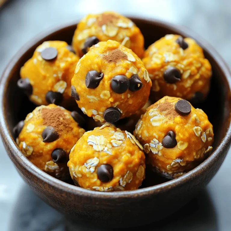 Die Hauptzutaten für diese leckeren Energiebissen sind einfach und gesund. Hier ist die Liste: - 1 Tasse Haferflocken - 1/2 Tasse Kürbispüree - 1/2 Tasse natürliche Erdnussbutter - 1/4 Tasse Honig oder Ahornsirup - 1/4 Tasse gemahlene Leinsamen - 1 Teelöffel Zimt - 1/2 Teelöffel Vanilleextrakt - 1/4 Tasse Mini-Schokoladenstückchen (optional) - Eine Prise Salz Jede Zutat hat einen Zweck. Die Haferflocken geben Struktur. Das Kürbispüree sorgt für Feuchtigkeit. Die Erdnussbutter bringt Geschmack und gesunde Fette. Die Mengen sind wichtig, um die richtige Konsistenz zu erreichen. Hier sind einige Alternativen: - Ersetzen Sie Honig durch Agavendicksaft für ein veganes Rezept. - Verwenden Sie Mandelbutter statt Erdnussbutter für einen anderen Geschmack. - Für eine glutenfreie Option nutzen Sie glutenfreie Haferflocken. Experimentieren Sie mit den Mengen, um den perfekten Bissen für Ihren Geschmack zu finden. Hochwertige Zutaten machen einen großen Unterschied. Achten Sie auf Folgendes: - Wählen Sie biologische Erdnussbutter ohne Zuckerzusatz. - Verwenden Sie frisches Kürbispüree aus der Dose oder selbstgemacht. - Kaufen Sie Haferflocken, die nicht verarbeitet sind. Die Investition in gute Zutaten zahlt sich aus. Sie erhalten einen besseren Geschmack und mehr Nährstoffe. Um die Kürbis Erdnussbutter Energiebissen zu machen, beginne mit einer großen Rührschüssel. Füge die folgenden Zutaten hinzu: - 1 Tasse Haferflocken - 1/2 Tasse Kürbispüree - 1/2 Tasse natürliche Erdnussbutter - 1/4 Tasse Honig oder Ahornsirup - 1/4 Tasse gemahlene Leinsamen - 1 Teelöffel Zimt - 1/2 Teelöffel Vanilleextrakt - Eine Prise Salz Mische alles gut mit einem Spatel oder deinen Händen. Es sollte eine dicke, klebrige Masse sein. Wenn du magst, kannst du jetzt 1/4 Tasse Mini-Schokoladenstückchen hinzufügen. Diese geben extra Süße und Geschmack. Jetzt kommt der spaßige Teil! Nimm etwas von der Mischung und forme kleine Kugeln. Die Kugeln sollten etwa 2,5 cm groß sein. Lege sie dann auf ein mit Backpapier ausgelegtes Backblech. Sobald alle Kugeln geformt sind, stelle das Blech für etwa 30 Minuten in den Kühlschrank. Dies hilft, die Bissen fest zu machen und sie einfacher zu essen. Nach dem Kühlen sind deine Energiebissen bereit! Du kannst sie in einer kleinen Schüssel oder einem dekorativen Glas anrichten. Als hübsches Extra streue etwas Zimt oder zerdrückte Nüsse darüber. Diese Bissen sind perfekt als schneller Snack oder gesunder Nachtisch. Genießen Sie jeden Bissen! Ein häufiger Fehler ist, die Zutaten nicht gut zu mischen. Jede Zutat sollte gleichmäßig verteilt sein. Achten Sie darauf, dass die Mischung nicht zu trocken wird. Wenn sie zu bröckelig ist, fügen Sie etwas mehr Honig oder Kürbispüree hinzu. Zu viel Feuchtigkeit macht die Bissen matschig. Die richtige Konsistenz ist wichtig für das Formen der Bissen. Ihre Mischung sollte dick und klebrig sein. Wenn Sie die Erdnussbutter und das Kürbispüree gut vermengen, entsteht eine tolle Basis. Verwenden Sie einen Spatel oder Ihre Hände, um alles gründlich zu vermischen. Wenn die Masse zu weich ist, lassen Sie sie ein paar Minuten stehen. Sie können die Energiebissen anpassen, um verschiedene Geschmäcker zu treffen. Fügen Sie Nüsse oder Trockenfrüchte hinzu, um mehr Textur zu schaffen. Für einen Schokoladengeschmack benutzen Sie Kakaopulver oder mehr Schokoladenstückchen. Wenn Sie es schärfer mögen, streuen Sie etwas Chilipulver oder Ingwer hinein. {{image_4}} Wenn du den Honig oder den Ahornsirup ersetzen möchtest, probiere diese Optionen. Du kannst Dattelsirup verwenden. Er ist süß und hat einen tollen Geschmack. Auch Kokosblütenzucker ist eine gute Wahl. Er hat weniger Fruchtzucker und mehr Mineralien. Für eine kalorienärmere Option kannst du Agavendicksaft verwenden. Er ist flüssig und süß, ideal für Energiebissen. Um den Geschmack zu intensivieren, füge Nüsse oder Samen hinzu. Mandeln oder Walnüsse passen gut zu Kürbis und Erdnussbutter. Du kannst auch getrocknete Früchte wie Cranberries oder Rosinen verwenden. Diese geben zusätzliche Süße und Textur. Zimt ist schon in deinem Rezept, aber versuche auch Muskatnuss oder Ingwer für eine würzige Note. Diese Gewürze bringen einen tollen Herbstgeschmack. Für eine vegane Version kannst du den Honig mit Agavendicksaft ersetzen. Alle anderen Zutaten sind vegan. Achte darauf, glutenfreie Haferflocken zu verwenden. Viele Marken bieten diese an. So bleiben die Bissen gesund und lecker für jeden. Wenn du möchtest, kannst du auch Erdnussbutter durch Mandelbutter ersetzen. Das gibt einen neuen und interessanten Geschmack. Die Kürbis Erdnussbutter Energiebissen bleiben frisch, wenn Sie sie im Kühlschrank lagern. Legen Sie die Bissen in einen luftdichten Behälter. So bleiben sie bis zu einer Woche genießbar. Kühlen hilft, die Form zu halten und die Aromen zu bewahren. Wenn Sie mehr Bissen machen, können Sie sie auch einfrieren. Legen Sie die Bissen auf ein Backblech. Lassen Sie sie für einige Stunden im Gefrierfach. Danach können Sie sie in einen gefriergeeigneten Behälter umfüllen. So bleiben sie bis zu drei Monate haltbar. Zum Essen einfach über Nacht im Kühlschrank auftauen. Um die Qualität der Bissen zu erhalten, beachten Sie folgende Tipps: - Lagern Sie die Bissen nicht in direkter Sonneneinstrahlung. - Halten Sie den Behälter sauber und trocken. - Überprüfen Sie regelmäßig auf Veränderungen in Geruch oder Farbe. Diese einfachen Schritte helfen, Ihre Energiebissen frisch und lecker zu halten. Die Energiebissen bleiben frisch, wenn Sie sie im Kühlschrank aufbewahren. Sie halten bis zu einer Woche. Wenn Sie länger genießen möchten, frieren Sie sie ein. So bleiben sie mehrere Monate haltbar. Ja, Sie können verschiedene Nussbutter verwenden. Mandelbutter oder Cashewbutter sind gute Alternativen. Diese Nussbutter bieten unterschiedliche Geschmäcker. Achten Sie darauf, eine natürliche Nussbutter ohne Zuckerzusatz zu wählen. Die Kakaostücke sind optional. Sie geben einen süßen und schokoladigen Geschmack. Wenn Sie keine Schokolade mögen, lassen Sie sie weg. Die Bissen schmecken auch ohne sie großartig. Diese Energiebissen aus Kürbis und Erdnussbutter sind einfach zuzubereiten. Wir haben über die besten Zutaten, Zubereitung und Lagerung gesprochen. Die richtigen Mengen sind wichtig für den Geschmack und die Textur. Vermeiden Sie häufige Fehler für perfekte Ergebnisse. Experimentieren Sie mit Variationen, um die Bissen zu verbessern. Denken Sie daran, dass auch die Lagerung entscheidend ist. So bleiben diese Snacks frisch und lecker. Probieren Sie die Tipps aus und genießen Sie gesunde Snacks!