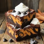 Für die perfekten Kürbis-Schokoladen-Braunies brauchen Sie: - 225 g ungesalzene Butter - 200 g Zucker - 220 g brauner Zucker, fest gepackt - 4 große Eier - 1 Teelöffel Vanilleextrakt - 125 g Weizenmehl - 50 g ungesüßtes Kakaopulver - 1/2 Teelöffel Backpulver - 1/4 Teelöffel Salz - 240 g Kürbispüree - 1 Teelöffel Kürbiskreation-Gewürz - 1/2 Teelöffel gemahlener Zimt Diese Zutaten geben den Brownies einen tollen Geschmack. Die Butter sorgt für eine weiche Textur. Zucker und brauner Zucker machen die Brownies süß und klebrig. Für einen besonderen Kick können Sie auch hinzufügen: - 100 g Schokoladenstückchen (optional) Diese Schokoladenstückchen verleihen den Brownies einen extra schokoladigen Geschmack. - Butter: Verwenden Sie ungesalzene Butter für den besten Geschmack. - Zucker: Wählen Sie frischen Zucker, um die Süße zu maximieren. - Kürbispüree: Achten Sie darauf, dass es ungesüßt ist. So bleibt der echte Kürbisschmack erhalten. - Kakaopulver: Nutzen Sie ungesüßtes Kakaopulver für einen intensiven Schokoladengeschmack. Diese Tipps helfen Ihnen, die besten Zutaten für Ihre Brownies auszuwählen. Gute Zutaten machen den Unterschied! Heize deinen Ofen auf 175°C vor. Fette eine Backform (23x33 cm) ein. Lege die Form mit Backpapier aus, damit du die Brownies später leichter herausnehmen kannst. Nimm einen mittelgroßen Topf. Schmelze die Butter bei niedriger Hitze. Lass die Butter etwas abkühlen. In einer großen Schüssel vermische die geschmolzene Butter mit weißem und braunem Zucker. Rühre, bis die Mischung glatt ist. Füge die Eier einzeln hinzu. Rühre gut nach jeder Zugabe. Mische dann den Vanilleextrakt unter. In einer separaten Schüssel siebe Mehl, Kakaopulver, Backpulver und Salz. Gib die trockenen Zutaten zur feuchten Mischung. Rühre, bis kein Mehl mehr sichtbar ist. In einer anderen Schüssel rühre das Kürbispüree glatt. Füge das Kürbiskreation-Gewürz und den Zimt hinzu. Mische alles gut, bis die Gewürze gleichmäßig verteilt sind. Gieße die Hälfte des Brownieteigs in die vorbereitete Backform. Verteile ihn gleichmäßig. Löffle kleine Portionen der Kürbismischung darüber. Gieße dann den restlichen Brownieteig über die Kürbisschicht. Marmorier die Mischung mit einem Messer oder Zahnstocher. Backe die Brownies im Ofen für 30-35 Minuten. Ein Zahnstocher sollte mit ein paar feuchten Krümeln herauskommen. Lass die Brownies in der Form abkühlen. Hebe sie mit dem Backpapier heraus und schneide sie in Quadrate. Um den Marmoreffekt zu erreichen, beginne mit einer gleichmäßigen Schicht Brownieteig. Verteile dann kleine Portionen des Kürbispürees gleichmäßig über den Teig. Nutze ein Messer oder einen Zahnstocher und ziehe sanft durch die Mischung. Bewege dich in Wellenlinien, um das schöne Muster zu formen. Achte darauf, nicht zu tief zu gehen, sonst vermischen sich die Schichten zu stark. Du kannst den Geschmack der Brownies anpassen. Füge Nüsse hinzu, um einen knusprigen Biss zu bekommen. Walnüsse oder Pekannüsse eignen sich hervorragend. Verwende dunkle Schokolade für einen reichhaltigen Geschmack. Du kannst auch getrocknete Früchte, wie Cranberries, für eine fruchtige Note verwenden. Experimentiere mit verschiedenen Gewürzen wie Muskatnuss oder Ingwer für mehr Tiefe. Ein häufiger Fehler ist, die Zutaten nicht richtig zu mischen. Stelle sicher, dass die Butter und der Zucker gut vermischt sind, bevor du die Eier hinzufügst. Ein weiterer Fehler ist das Überbacken. Überprüfe die Brownies nach 30 Minuten. Sie sollten weich sein, aber nicht flüssig. Lass sie vollständig abkühlen, bevor du sie schneidest, um ein zerbröckelndes Ergebnis zu vermeiden. {{image_4}} Um diese leckeren Brownies glutenfrei zu machen, ersetzen Sie das Weizenmehl durch glutenfreies Mehl. Es gibt viele gute glutenfreie Mischungen. Achten Sie darauf, eine Mischung zu wählen, die Xanthan enthält. Das sorgt für die richtige Konsistenz. Die restlichen Zutaten bleiben gleich. Sie schmecken trotzdem lecker! Für eine vegane Version verwenden Sie anstelle von Eiern Apfelmus oder Leinsamen. Mischen Sie einen Esslöffel Leinsamen mit drei Esslöffeln Wasser. Lassen Sie es fünf Minuten stehen. Dann können Sie es in den Teig geben. Außerdem können Sie die Butter durch Kokosöl ersetzen. Wählen Sie eine pflanzliche Milch, um die Schokoladenstückchen zu schmelzen, wenn Sie sie hinzufügen. Diese Variante ist einfach und super lecker! Um den Geschmack zu variieren, fügen Sie Schokoladenstückchen hinzu. Dunkle Schokolade oder weiße Schokolade passen gut. Sie können auch Nüsse wie Walnüsse oder Pekannüsse verwenden. Diese geben einen tollen Crunch. Streuen Sie die Nüsse einfach auf die Brownies, bevor Sie sie backen. So erhalten Sie eine köstliche Textur und noch mehr Geschmack! Um die frisch gebackenen Kürbis-Schokoladen-Braunies richtig aufzubewahren, lege sie in einen luftdichten Behälter. Dies hält sie frisch und saftig. Du kannst sie bei Raumtemperatur aufbewahren, wenn du sie innerhalb von ein paar Tagen essen willst. Wenn du sie länger lagern möchtest, ist der Kühlschrank eine gute Option. Kürbis-Schokoladen-Braunies halten sich bis zu einer Woche im Kühlschrank. Achte darauf, sie gut abzudecken, damit sie nicht austrocknen. Bei Raumtemperatur bleiben sie etwa 3 bis 4 Tage frisch. Wenn du sie länger aufbewahren willst, ist das Einfrieren die beste Wahl. Brownies lassen sich gut einfrieren. Lass die Brownies zuerst vollständig abkühlen. Schneide sie dann in Quadrate. Lege jedes Stück in Frischhaltefolie und danach in einen Gefrierbeutel. So bleiben sie frisch. Im Gefrierfach halten sie bis zu drei Monate. Um sie zu genießen, lasse sie einfach bei Raumtemperatur auftauen oder erhitze sie kurz in der Mikrowelle. Ja, frisches Kürbispüree kann verwendet werden. Achte darauf, es gut zu pürieren. Frisches Püree hat oft mehr Wasser. Das kann die Konsistenz der Brownies ändern. Du solltest das Püree gut abtropfen lassen. So bleibt der Teig nicht zu nass. Um die Brownies schokoladiger zu machen, füge mehr Kakaopulver hinzu. Etwa 20 bis 30 Gramm zusätzlich sollten genügen. Du kannst auch Schokoladenstückchen einmischen. Diese schmelzen beim Backen und sorgen für mehr Schokoladengeschmack. Zartbitter oder Milchschokolade sind gute Optionen. Ja, du kannst andere Gewürze verwenden. Muskatnuss und Ingwer passen gut zu Kürbis. Eine Prise Nelken gibt einen interessanten Geschmack. Experimentiere mit verschiedenen Kombinationen, um deinen Favoriten zu finden. Achte darauf, die Menge anzupassen, damit der Geschmack nicht zu stark wird. Ja, es gibt Alternativen zu Eiern. Du kannst Apfelmus oder zerdrückte Bananen verwenden. Etwa 60 Gramm Apfelmus ersetzen ein Ei. Auch Chia- oder Leinsamen können als Ei-Ersatz dienen. Mische einen Esslöffel Samen mit drei Esslöffeln Wasser. Lass es einige Minuten quellen, bis es dick wird. Du hast nun alles, was du für die perfekten Kürbis-Schokoladen-Braunies brauchst. Wir haben uns mit den besten Zutaten beschäftigt und Schritt für Schritt den Backprozess durchlaufen. Du weißt, wie man Variation und Geschmackstiefe hinzufügt, ohne die häufigsten Fehler zu machen. Denke daran, die Brownies richtig zu lagern, damit sie frisch bleiben. Versuche auch, mit verschiedenen Aromen und Zutaten zu experimentieren. Damit steht deinem köstlichen Backprojekt nichts mehr im Weg!