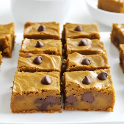 - 1 Tasse ungesalzene Butter (2 Sticks) - 1 Tasse brauner Zucker - 1/2 Tasse Kristallzucker - 1 Tasse Kürbispüree (aus der Dose oder frisch) Die Hauptzutaten sind einfach, aber wichtig. Die ungesalzene Butter verleiht den Blondies einen reichen Geschmack. Der braune Zucker sorgt für Feuchtigkeit und einen tollen Karamellgeschmack. Kristallzucker gibt den Blondies die richtige Süße. Kürbispüree bringt nicht nur Feuchtigkeit, sondern auch einen herzhaften Hauch von Herbst. - 2 Tassen Weizenmehl - 1 Teelöffel Backpulver - 1/2 Teelöffel Natron - 1/2 Teelöffel Salz - 1 Teelöffel gemahlener Zimt - 1/2 Teelöffel gemahlene Muskatnuss Die trockenen Zutaten sind entscheidend für die Struktur. Das Weizenmehl gibt den Blondies Festigkeit. Backpulver und Natron helfen beim Aufgehen. Salz verstärkt die Aromen. Die Gewürze, wie Zimt und Muskatnuss, bringen Wärme und Tiefe. Diese Mischung macht die Blondies besonders lecker. - 2 große Eier - 1 Teelöffel Vanilleextrakt - 1 Tasse halbsüße Schokoladenstückchen Die zusätzlichen Zutaten runden das Rezept ab. Eier sorgen für Bindung und Feuchtigkeit. Vanilleextrakt bringt einen feinen, süßen Duft. Die Schokoladenstückchen sind das i-Tüpfelchen. Sie schmelzen beim Backen und machen die Blondies unwiderstehlich. - Heize den Ofen auf 175°C (350°F) vor. - Fette eine 23x33 cm große Backform ein oder lege sie mit Backpapier aus. - Schmelze die Butter in einem mittelgroßen Topf bei mittlerer Hitze. - Rühre häufig um, bis die Butter goldbraun wird und nussig riecht. Das dauert etwa 5-7 Minuten. - Sei vorsichtig, dass die Butter nicht anbrennt. - Nimm den Topf vom Herd und lasse die Butter leicht abkühlen. - In einer großen Schüssel vermenge den braunen Zucker und den Kristallzucker. - Gieße die warme, braune Butter über die Zuckermischung. Rühre gut um, bis alles vermischt ist. - Füge die Eier, das Kürbispüree und den Vanilleextrakt hinzu. Mische alles, bis es glatt ist. - In einer separaten Schüssel mische das Mehl, Backpulver, Natron, Salz, Zimt und Muskatnuss. - Füge die trockenen Zutaten nach und nach zu den feuchten Zutaten hinzu. Rühre nur so lange, bis alles kombiniert ist. - Hebe die Schokoladenstückchen vorsichtig unter, bis sie gleichmäßig im Teig verteilt sind. - Gieße den Teig in die vorbereitete Backform und verteile ihn gleichmäßig. - Backe die Blondies im vorgeheizten Ofen für etwa 25-30 Minuten. - Überprüfe mit einem Zahnstocher, ob sie fertig sind. Wenn der Zahnstocher sauber herauskommt, sind sie fertig. - Lass die Blondies nach dem Backen in der Form auf einem Kuchengitter abkühlen. Schneide sie dann in Quadrate. Um die perfekte braune Butter zu machen, achte auf Temperatur und Timing. Stelle deinen Herd auf mittlere Hitze. Schmelze die Butter in einem kleinen Topf. Rühre regelmäßig um, damit sie gleichmäßig bräunt. Nach etwa 5 bis 7 Minuten wird die Butter goldbraun. Achte darauf, dass sie nicht anbrennt. Der nussige Duft zeigt dir, dass sie fertig ist. Lass die Butter kurz abkühlen, bevor du sie in den Teig gibst. So bleibt der Teig schön luftig. Um gummiige Blondies zu vermeiden, ist die Rührtechnik wichtig. Mische die trockenen Zutaten in einer separaten Schüssel. Füge sie dann langsam zu den feuchten Zutaten hinzu. Rühre nur so lange, bis alles gerade gut vermischt ist. Zu langes Rühren macht die Blondies zäh. Achte darauf, die Schokoladenstückchen vorsichtig unterzuheben. Das gibt dir eine schöne Textur und gleichmäßige Verteilung. Für die Präsentation der Blondies kannst du kreativ sein. Schneide sie in gleichmäßige Quadrate. Lege sie auf eine hübsche Platte. Eine Prise Zimt obenauf macht das Ganze ansprechend. Du kannst auch ein paar Schokoladenstückchen als Deko hinzufügen. Das sieht nicht nur toll aus, sondern macht die Blondies auch noch leckerer. {{image_4}} Du kannst verschiedene Schokoladenarten verwenden. Halbsüße Schokolade ist ein Klassiker. Du kannst auch Zartbitter- oder weiße Schokolade probieren. Diese Optionen geben den Blondies eine andere Note. Kombiniere sie sogar! Mische halbsüße mit weißen Schokoladenstückchen. Das sorgt für einen spannenden Geschmack. Zusätzlich kannst du Nüsse oder Trockenfrüchte hinzufügen. Walnüsse oder Pekannüsse geben einen schönen Crunch. Getrocknete Cranberries oder Rosinen bringen eine fruchtige Süße. Auch Gewürze wie Ingwer oder Muskatnuss passen gut. Sie verleihen den Blondies eine warme Note. Experimentiere mit verschiedenen Kombinationen. So machst du das Rezept einzigartig. Wenn du glutenfreie Blondies möchtest, nutze glutenfreies Mehl. Es gibt viele gute Alternativen, wie Mandelmehl oder Kokosmehl. Achte darauf, die Mischung gut zu testen. Manchmal braucht es etwas mehr Flüssigkeit. Halte dich an die Konsistenz des Teigs. So werden die Blondies genauso lecker und saftig. Du kannst die Blondies bei Raumtemperatur oder im Kühlschrank aufbewahren. Bei Raumtemperatur bleiben sie weich und lecker. Lege sie in einen luftdichten Behälter. So bleiben sie frisch. Wenn du sie im Kühlschrank lagerst, sind sie länger haltbar. Aber sie können etwas fester werden. Die Blondies bleiben bis zu einer Woche frisch. Wenn du sie gut verpackst, schmecken sie auch nach ein paar Tagen noch gut. Achte darauf, sie nicht zu lange stehen zu lassen. Der Geschmack ist am besten, wenn du sie frisch genießt. Um die Blondies einzufrieren, schneide sie in Stücke. Lege die Stücke in eine einzelne Schicht auf ein Backblech. So frieren sie gleichmäßig ein. Sobald sie gefroren sind, packe sie in einen gefrierfesten Beutel. So bleiben sie bis zu drei Monate haltbar. Wenn du sie essen willst, lasse sie einfach bei Raumtemperatur auftauen. Die Blondies backen für 25 bis 30 Minuten. Der Ofen sollte auf 175°C vorgeheizt sein. Um sicherzustellen, dass sie fertig sind, stecke einen Zahnstocher in die Mitte. Wenn er sauber herauskommt, sind die Blondies bereit! Lass sie in der Form abkühlen, bevor du sie schneidest. Ja, du kannst die Blondies ohne Kürbispüree zubereiten. Eine gute Alternative ist Apfelmus. Das gibt Feuchtigkeit und Süße. Du kannst auch eine Banane verwenden. Diese Früchte bringen einen tollen Geschmack und eine schöne Textur. Ja, die braune Butter ist wichtig. Sie gibt den Blondies einen nussigen und reichen Geschmack. Die Bräunung sorgt auch für eine bessere Textur. Die Butter sollte goldbraun sein, aber nicht anbrennen. Achte darauf, sie regelmäßig umzurühren, während sie schmilzt. Die perfekten Blondies sind leicht zu machen und bieten viele Variationen. Wir haben die essentiels Zutaten wie braune Butter, Kürbispüree und Schokoladenstückchen besprochen. Schritte sind einfach: Vorbereiten, mischen, backen. Tipps helfen, gummiige Blondies zu vermeiden. Lagerung ist einfach, und sogar das Einfrieren ist möglich. Genieße deine Blondies frisch, oder teile sie mit Freunden. Experimentiere mit neuen Zutaten und finde deine Lieblinge. Experimentiere und viel Spaß beim Backen!