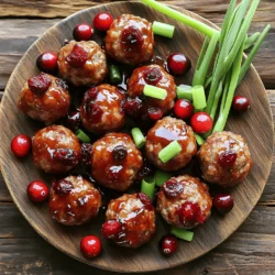 - 450 g Rinderhackfleisch oder Putenhackfleisch - 120 g Semmelbrösel - 60 g frische Petersilie, gehackt Für dieses Rezept wähle ich oft Rinderhackfleisch. Es bringt viel Geschmack. Putenhackfleisch ist eine gute, fettärmere Wahl. Die Semmelbrösel geben den Fleischbällchen eine tolle Konsistenz. Frische Petersilie bringt Farbe und frischen Geschmack. - 1 Teelöffel Knoblauchpulver - 1 Teelöffel Zwiebelpulver - 240 ml Preiselbeersauce - 60 ml BBQ-Sauce - 15 ml Sojasauce - 1 Teelöffel getrockneter Thymian Die Gewürze sind sehr wichtig. Knoblauch- und Zwiebelpulver geben eine schöne Tiefe. Die Preiselbeersauce sorgt für Süße und Säure. BBQ-Sauce macht die Bällchen würzig und rauchig. Sojasauce bringt einen salzigen Umami-Geschmack. Thymian fügt ein tolles Aroma hinzu. - Frische Preiselbeeren - Gehackte Frühlingszwiebeln Die Dekoration macht viel aus. Frische Preiselbeeren bringen Farbe auf den Tisch. Sie sind auch köstlich. Gehackte Frühlingszwiebeln geben einen knackigen Biss. Gemeinsam machen sie die Fleischbällchen noch schöner. Zuerst vermengen wir die Zutaten in einer großen Schüssel. Nimm 450 g Rinderhackfleisch oder Putenhackfleisch. Füge 120 g Semmelbrösel und 60 g frisch gehackte Petersilie hinzu. Gib 30 g geriebenen Parmesan-Käse, 1 großes Ei, 1 Teelöffel Knoblauchpulver und 1 Teelöffel Zwiebelpulver dazu. Würze mit Salz und Pfeffer nach Geschmack. Mische alles gut. Achte darauf, dass die Zutaten gleichmäßig verteilt sind. Jetzt formen wir kleine Fleischbällchen. Nimm eine Portion der Mischung und rolle sie zu Bällchen von etwa 2,5 cm Durchmesser. Lege die geformten Bällchen auf einen Teller oder ein Backblech. Für die Glasur kombinieren wir die Saucen und Gewürze. In einer separaten Schüssel mischst du 240 ml Preiselbeersauce, 60 ml BBQ-Sauce, 15 ml Sojasauce und 1 Teelöffel getrockneten Thymian. Rühre gut um, bis alles gut vermischt ist. Diese Glasur gibt den Fleischbällchen den speziellen Geschmack. Jetzt ist es Zeit, den Slow Cooker vorzubereiten. Sprühe den Innenraum mit Antihafterspray ein. So verhindern wir, dass die Fleischbällchen ankleben. Lege die Fleischbällchen vorsichtig in einer einzigen Schicht in den Slow Cooker. Gieße die Preiselbeerglasur gleichmäßig darüber, sodass alle Bällchen gut benetzt sind. Decke den Slow Cooker ab. Stelle ihn auf niedrige Stufe für 4-5 Stunden oder auf hohe Stufe für 2-3 Stunden. Die Fleischbällchen sind fertig, wenn sie durchgegart und zart sind. Nach der Garzeit nimm die Fleischbällchen vorsichtig mit einem Schöpflöffel heraus. Serviere sie heiß und, wenn du magst, mit zusätzlicher Glasur. Garnieren kannst du mit frischen Preiselbeeren und gehackten Frühlingszwiebeln. Um die besten Fleischbällchen zu machen, vermische die Zutaten gut. Das hilft, die Aromen gleichmäßig zu verteilen. Wenn du die Fleischbällchen formst, achte darauf, dass sie etwa 2,5 cm groß sind. So garen sie gleichmäßig und bleiben saftig. Bevor du mit dem Kochen beginnst, sprühe den Innenraum des Slow Cookers mit Antihafterspray ein. Das verhindert, dass die Fleischbällchen ankleben. Stelle die Temperatur auf niedrig, um die Fleischbällchen zart zu garen. Die Präsentation macht viel aus. Serviere die Fleischbällchen auf einer schönen Platte. Garniere sie mit frischen Preiselbeeren und etwas gehackter Petersilie. Das sieht festlich aus und schmeckt auch gut. {{image_4}} Das Rezept für die Cranberry-glazierten Fleischbällchen ist sehr flexibel. Du kannst gemischtes Hackfleisch verwenden. Das gibt dem Gericht einen anderen Geschmack und eine tolle Textur. Auch vegetarische Optionen sind möglich. Du kannst zum Beispiel pflanzliches Hackfleisch nutzen. Achte darauf, die Gewürze gut abzuschmecken. Die Sauce ist der Star dieses Rezepts. Du kannst hausgemachte Preiselbeersauce verwenden, wenn du mehr Kontrolle über den Geschmack haben willst. Das macht die Fleischbällchen noch frischer. Auch andere Saucen sind eine gute Wahl. Probiere verschiedene BBQ-Saucen oder sogar eine süße Chili-Sauce aus. Das wird deinem Gericht eine neue Note geben. Um den Geschmack zu variieren, füge Chili oder Paprika hinzu. Das gibt den Fleischbällchen einen schönen Kick. Wenn du frische Kräuter magst, kannst du die Petersilie mit Basilikum oder Thymian ersetzen. Diese Kräuter bringen ein tolles Aroma in die Fleischbällchen. Experimentiere und finde heraus, was dir am besten schmeckt! Um die Cranberry-glazierten Fleischbällchen im Kühlschrank zu lagern, lege sie in einen luftdichten Behälter. So bleiben sie frisch und lecker. Du kannst die Fleischbällchen bis zu vier Tage im Kühlschrank aufbewahren. Achte darauf, dass sie gut abgekühlt sind, bevor du sie einpackst. Wenn du die Fleischbällchen einfrieren möchtest, lege sie nach dem Abkühlen in einen gefrierfesten Behälter. Du kannst sie auch in einem Gefrierbeutel aufbewahren. So sparst du Platz. Die Fleischbällchen halten sich bis zu drei Monate im Gefrierfach. Zum Auftauen lege sie einfach über Nacht in den Kühlschrank. Wenn es Zeit ist, die Fleischbällchen wieder zu genießen, kannst du sie im Slow Cooker oder in der Mikrowelle aufwärmen. Im Slow Cooker kannst du sie bei niedriger Hitze für etwa eine Stunde aufwärmen. Das hält sie schön saftig. In der Mikrowelle lege die Fleischbällchen auf einen mikrowellengeeigneten Teller. Decke sie mit einem feuchten Papiertuch ab. So bleiben sie nicht trocken. Erhitze sie in 30-Sekunden-Intervallen, bis sie heiß sind. Für die beste Konsistenz nach dem Aufwärmen, achte darauf, dass sie nicht zu lange erhitzt werden. Dadurch bleiben sie zart und lecker. Wenn du magst, kannst du auch etwas zusätzliche Glasur darüber geben, um den Geschmack aufzufrischen. H2 - FAQs H3 - Wie lange dauert das Kochen der Fleischbällchen im Slow Cooker? Die Garzeit der Fleischbällchen im Slow Cooker hängt von der Temperatur ab. Bei niedriger Temperatur dauert es 4-5 Stunden. Bei hoher Temperatur sind sie in 2-3 Stunden fertig. Die Fleischbällchen sind durchgegart, wenn sie zart sind und eine Innentemperatur von 75 Grad Celsius erreichen. H3 - Kann ich die Fleischbällchen im Ofen zubereiten? Ja, du kannst die Fleischbällchen auch im Ofen zubereiten. Die Backzeit beträgt etwa 20-25 Minuten bei 200 Grad Celsius. Im Ofen werden die Fleischbällchen knuspriger, während sie im Slow Cooker saftiger bleiben. Der Geschmack bleibt in beiden Fällen köstlich. H3 - Welche Beilagen passen gut zu den Cranberry-glazierten Fleischbällchen? Zu den Cranberry-glazierten Fleischbällchen passen viele Beilagen gut. Hier sind einige Vorschläge: - Reis oder Quinoa für eine gesunde Basis - Kartoffelpüree für einen klassischen Geschmack - Frisches Brot zum Dippen - Ein grüner Salat für etwas Frische - Gemüseplatte für einen bunten Snack Diese Beilagen machen dein Festessen oder deinen Snack noch besser! Fleischbällchen sind einfach zuzubereiten und sehr lecker. Wir haben die besten Zutaten besprochen, um köstliche, glasiert mit Preiselbeeren, Fleischbällchen zu kreieren. Mit dem Slow Cooker gelingt das Gericht schnell und stressfrei. Vergiss nicht, deine eigenen Variationen und Denkansätze auszuprobieren, um deinen Geschmack zu treffen. Bewahre die Reste gut auf, damit du lange Freude daran hast. Guten Appetit und viel Spaß beim Kochen!