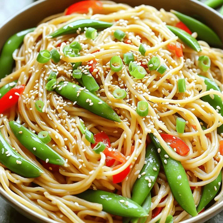 - 225 g Reisnudeln - 3 Esslöffel Sesamöl - 2 Esslöffel frischer Ingwer, gerieben In diesem Rezept sind Reisnudeln die Basis. Sie sind leicht und nehmen die Aromen gut auf. Sesamöl bringt einen nussigen Geschmack und ist reich an gesunden Fetten. Frischer Ingwer fügt Wärme und Tiefe hinzu. Er ist auch gut für die Verdauung und das Immunsystem. - 1 Tasse Zuckerschoten, gereinigt - 1 rote Paprika, dünn geschnitten - 2 Frühlingszwiebeln, gehackt Zuckerschoten sind knackig und süß. Sie sorgen für eine schöne Textur. Rote Paprika bringt Farbe und Vitamine. Frühlingszwiebeln fügen einen milden Zwiebelgeschmack hinzu. Zusammen machen sie die Nudeln bunt und gesund. - 3 Esslöffel Sojasauce (reduzierter Natriumgehalt) - 2 Esslöffel Reisessig - 1 Esslöffel Honig oder Ahornsirup Sojasauce gibt den Nudeln einen herzhaften Geschmack. Reisessig bringt eine angenehme Säure. Honig oder Ahornsirup süßt das Gericht und balanciert die Aromen. Diese Zutaten sind wichtig für den perfekten Geschmack der Nudeln. Um die Reisnudeln zu kochen, bringe einen großen Topf mit Wasser zum Kochen. Füge die Reisnudeln hinzu und koche sie gemäß den Packungsanweisungen. Normalerweise dauert es etwa 5-7 Minuten. Rühre gelegentlich, damit sie nicht zusammenkleben. Wenn die Nudeln al dente sind, gieße sie ab. Spüle sie dann unter kaltem Wasser ab, um den Garprozess zu stoppen. Lass sie beiseite stehen, während du die Sauce vorbereitest. Für die Sauce nimm eine kleine Schüssel. Gib 3 Esslöffel Sesamöl, 2 Esslöffel geriebenen Ingwer und 2 fein gehackte Knoblauchzehen hinein. Füge 3 Esslöffel Sojasauce, 2 Esslöffel Reisessig und 1 Esslöffel Honig oder Ahornsirup hinzu. Mische alles gut, bis die Sauce homogen ist. Du kannst einen Schneebesen verwenden, um sicherzustellen, dass sich alle Zutaten gut verbinden. Diese Sauce bringt den Nudeln viel Geschmack. Bereite eine große Pfanne oder einen Wok vor. Erhitze einen Spritzer Sesamöl bei mittlerer bis hoher Hitze. Das Öl sollte heiß sein, aber nicht rauchen. Füge nun die Zuckerschoten und die dünn geschnittene rote Paprika hinzu. Brate das Gemüse 2-3 Minuten lang an. Rühre regelmäßig um, damit es gleichmäßig gart. Das Gemüse sollte weich, aber knackig bleiben. So behält es seinen frischen Geschmack und seine Farbe. Um überkochte Nudeln zu vermeiden, halten Sie sich an die Zeitangaben auf der Verpackung. Kochen Sie die Reisnudeln nur bis sie al dente sind. Das bedeutet, sie sollten noch einen leichten Biss haben. Nach dem Kochen spülen Sie die Nudeln sofort unter kaltem Wasser ab. Dies stoppt den Garprozess und verhindert, dass sie matschig werden. Um den Geschmack der Nudeln zu intensivieren, können Sie zusätzliche Gewürze und frische Zutaten hinzufügen. Ein Spritzer Limettensaft bringt Frische. Frische Kräuter wie Koriander oder Basilikum geben Aroma. Auch ein Löffel Erdnussbutter kann den Geschmack vertiefen und eine cremige Textur bieten. Experimentieren Sie mit verschiedenen Zutaten, um Ihre persönliche Note zu finden. Um die Nudeln ansprechend zu servieren, nutzen Sie große Schalen. Geben Sie die Nudeln hinein und träufeln Sie etwas Sesamöl darüber. Streuen Sie die Sesamsamen gleichmäßig auf die Nudeln. Fügen Sie frische Korianderblätter hinzu, um Farbe und Frische zu zeigen. Ein gut angerichteter Teller macht das Essen noch mehr zum Genuss. {{image_4}} Wenn Sie eine vegane Variante der Minute Sesam Ingwer Nudeln suchen, können Sie Honig ganz einfach durch Ahornsirup ersetzen. Ahornsirup hat eine ähnliche Süße und passt gut zu den anderen Aromen. Es macht die Nudeln nicht nur vegan, sondern auch lecker und gesund. Um die Nudeln proteinreicher zu machen, fügen Sie Tofu oder Hühnchen hinzu. Tofu ist eine großartige pflanzliche Proteinquelle, die gut die Aromen aufnimmt. Wenn Sie Hühnchen nutzen, braten Sie es zuerst in der Pfanne an, bevor Sie das Gemüse hinzufügen. So bleibt das Fleisch saftig und zart. Für eine glutenfreie Option verwenden Sie glutenfreie Nudeln. Diese sind in vielen Supermärkten erhältlich. Achten Sie darauf, die Kochzeit genau zu beachten, da sie sich von herkömmlichen Reisnudeln unterscheiden kann. So genießen Sie das Gericht ohne Gluten und mit vollem Geschmack. Bewahren Sie die restlichen Nudeln in einem luftdichten Behälter auf. Ideal sind Glas- oder Plastikbehälter. Stellen Sie sicher, dass die Nudeln gut abgekühlt sind, bevor Sie sie lagern. So verhindern Sie, dass sie zusammenkleben. Lagern Sie die Nudeln im Kühlschrank. Dort bleiben sie frisch für 3 bis 5 Tage. Wenn Sie Zeit sparen wollen, bereiten Sie die Nudeln im Voraus zu. Kochen Sie die Nudeln und lassen Sie sie abkühlen. Lagern Sie sie getrennt vom Gemüse und der Sauce. So bleibt alles frisch. Am nächsten Tag können Sie die Nudeln schnell mit der Sauce und dem Gemüse kombinieren. Damit haben Sie ein schnelles und leckeres Essen. Die Hauptzutaten haben verschiedene Haltbarkeiten. Reisnudeln sind in der Regel lange haltbar, oft mehrere Monate. Frischer Ingwer und Gemüse wie Zuckerschoten und Paprika sollten innerhalb von 5 bis 7 Tagen verwendet werden. Sojasauce und Reisessig sind ebenfalls lange haltbar. Achten Sie auf das Haltbarkeitsdatum auf der Verpackung, um die Frische sicherzustellen. Die Zubereitung der Minute Sesam-Ingwer-Nudeln dauert insgesamt 20 Minuten. Die Reisnudeln benötigen etwa 10 Minuten Kochzeit. Die restlichen Schritte, wie das Anbraten des Gemüses und das Mischen der Sauce, sind schnell erledigt. So haben Sie in kurzer Zeit ein leckeres Gericht. Ja, Sie können die Nudeln im Voraus zubereiten. Bereiten Sie die Nudeln und die Sauce vor und lagern Sie sie getrennt im Kühlschrank. Wenn Sie bereit sind zu essen, erhitzen Sie alles in einer Pfanne. Dies spart Zeit an hektischen Tagen und sorgt für eine schmackhafte Mahlzeit. Wenn Sie keine Reisnudeln haben, gibt es viele Alternativen. Sie können Spaghetti oder Udon-Nudeln verwenden. Auch Zucchini-Nudeln sind eine gesunde Option. Diese Alternativen passen gut zu den frischen Aromen der Sauce und des Gemüses. Der Blog zeigt, wie man köstliche Reisnudeln zubereitet. Wir haben Zutaten wie Reisnudeln und gesunde Gemüse betrachtet. Die Schritt-für-Schritt-Anleitung macht das Nachkochen einfach. Dazu gibt es hilfreiche Tipps für den besten Geschmack und die perfekte Konsistenz. Denken Sie daran, mit Variationen und Lagerungshinweisen zu experimentieren. So bleibt Ihr Gericht frisch und lecker. Mit diesen Informationen können Sie selbst kreativ werden. Viel Spaß beim Kochen!