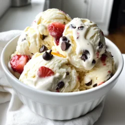 Für das Cottage Cheese Eiscreme Rezept brauchst du einige einfache Zutaten. Hier sind die Hauptbestandteile: - 2 Tassen Hüttenkäse (fettarm oder Vollfett) - 1 Tasse ungesüßte Mandelmilch (oder Milch nach Wahl) - 3 Esslöffel Honig oder Ahornsirup - 1 Teelöffel reiner Vanilleextrakt - 1/2 Tasse griechischer Joghurt (optional für mehr Cremigkeit) - 1/4 Tasse Schokoladenstückchen oder Fruchtstücke (wie Erdbeeren oder Blaubeeren) Diese Zutaten sorgen für einen cremigen und geschmackvollen Genuss. Um den Geschmack zu verbessern, kannst du einige Zusätze verwenden. Hier sind einige Ideen: - Eine Prise Zimt für eine warme Note - Ein Esslöffel Erdnussbutter für einen nussigen Geschmack - Kokosraspeln für ein tropisches Gefühl - Nüsse oder Samen für mehr Crunch Mit diesen Zutaten kannst du die Eiscreme nach deinem Geschmack anpassen. Die Qualität der Zutaten macht einen großen Unterschied. Hier sind einige Empfehlungen: - Wähle frischen Hüttenkäse, um die beste Textur zu erhalten. - Verwende hochwertige Vanilleextrakte für einen intensiven Geschmack. - Achte darauf, dass die Mandelmilch ungesüßt ist, um die Süße selbst zu steuern. - Frische Früchte sind immer die beste Wahl für zusätzlichen Geschmack. Mit diesen Tipps kannst du sicherstellen, dass deine Cottage Cheese Eiscreme lecker und gesund ist. Zuerst sammeln wir unsere Zutaten. Du benötigst: - 2 Tassen Hüttenkäse - 1 Tasse ungesüßte Mandelmilch - 3 Esslöffel Honig oder Ahornsirup - 1 Teelöffel Vanilleextrakt - 1/2 Tasse griechischer Joghurt (optional) - 1/4 Tasse Schokoladenstückchen oder Fruchtstücke Diese Zutaten sind wichtig für den Geschmack und die Textur. Der Hüttenkäse gibt die Basis. Die Milch macht es cremig. Honig oder Ahornsirup süßen unser Eis. Nimm einen Mixer oder eine Küchenmaschine. Gib den Hüttenkäse, die Mandelmilch, den Honig und den Vanilleextrakt hinein. Wenn du griechischen Joghurt verwendest, füge das auch hinzu. Mixe alles, bis die Mischung glatt und cremig ist. Probiere die Mischung. Ist sie süß genug? Füge mehr Honig hinzu, wenn nötig. Wenn du möchtest, mische jetzt die Schokoladenstückchen oder Fruchtstücke unter. Diese sorgen für einen tollen Biss. Gieße die fertige Mischung in einen gefriersicheren Behälter. Streiche die Oberseite glatt mit einem Spatel. Decke den Behälter fest ab. Stelle ihn ins Gefrierfach. Lass das Eis für 4 bis 6 Stunden gefrieren, bis es fest ist. Um die Textur zu verbessern, rühre die Mischung jede Stunde um. So verhinderst du Eiskristalle und das Eis bleibt cremig. Vor dem Servieren, lass das Eis 5 bis 10 Minuten bei Raumtemperatur stehen. Dann kannst du es leicht ausstechen. Jetzt bist du bereit, dein leckeres Cottage Cheese Eis zu genießen! Um die perfekte Konsistenz zu erreichen, benutze ich einen Mixer. Mixe den Hüttenkäse und die Mandelmilch gut. Wenn du griechischen Joghurt hinzufügst, wird das Eis noch cremiger. Achte darauf, dass die Mischung glatt ist. Wenn sie klumpig bleibt, mixe sie einfach weiter. Die Süße ist wichtig für den Geschmack. Ich beginne mit drei Esslöffeln Honig oder Ahornsirup. Du kannst die Menge je nach deinem Geschmack anpassen. Probier die Mischung vor dem Einfrieren. Wenn es nicht süß genug ist, füge mehr hinzu. So bekommst du genau den Geschmack, den du magst. Eiskristalle sind ein häufiges Problem. Um sie zu vermeiden, rühre die Mischung jede Stunde um, während sie gefriert. Das hilft, das Eis cremig zu halten. Wenn du das Eis nach dem Einfrieren servierst, lass es vor dem Schöpfen 5-10 Minuten bei Raumtemperatur stehen. So wird es leichter zu portionieren. {{image_4}} Cottage Cheese Eiscreme kann viel mehr sein als die Basisversion. Du kannst verschiedene Geschmäcker hinzufügen, um sie aufregender zu machen. Hier sind einige Ideen: - Schokoladen-Creme: Füge 1/4 Tasse ungesüßtes Kakaopulver hinzu. Das gibt deiner Eiscreme einen schokoladigen Kick. - Frucht-Mix: Verwende gefrorene Früchte wie Himbeeren oder Mangos. Diese bringen frische Aromen und eine schöne Farbe. - Nussbutter: Ein Esslöffel Erdnussbutter oder Mandelbutter macht die Eiscreme reichhaltiger und gibt einen tollen Geschmack. Wenn du eine Low-Carb-Diät machst, kann Cottage Cheese Eiscreme perfekt passen. Hier sind einige Tipps: - Ersatz für Honig: Nutze einen kalorienfreien Süßstoff wie Stevia oder Erythrit. So sparst du Zucker. - Verwende vollfetten Hüttenkäse: Das macht die Eiscreme cremiger und hat weniger Kohlenhydrate. - Früchte begrenzen: Wähle Beeren, die weniger Zucker haben. Erdbeeren oder Brombeeren sind tolle Optionen. Um dein Cottage Cheese Eiscreme noch besser zu machen, kannst du verschiedene Toppings hinzufügen. Hier sind einige Vorschläge: - Geröstete Nüsse: Mandeln oder Walnüsse bringen Crunch und gesunde Fette. - Kokosraspeln: Diese verleihen einen tropischen Geschmack und eine interessante Textur. - Dunkle Schokolade: Ein paar Stücke dunkler Schokolade machen das Eis noch köstlicher. Probiere diese Varianten aus und finde deinen Lieblingsgeschmack! Um Cottage Cheese Eiscreme frisch zu halten, lege sie in einen gefriersicheren Behälter. Achte darauf, dass der Behälter gut verschlossen ist. Dies hilft, das Eindringen von Luft zu vermeiden. Luft kann die Textur der Eiscreme verändern und sie trocken machen. Wenn du die Eiscreme in Portionen aufteilst, ist das sehr nützlich. So kannst du nur das herausnehmen, was du brauchst. Cottage Cheese Eiscreme bleibt im Gefrierfach etwa 2 bis 3 Monate gut. Nach dieser Zeit kann sie an Geschmack und Textur verlieren. Es ist wichtig, sie nicht zu lange einzufrieren. Bei richtiger Lagerung bleibt sie jedoch lecker und nahrhaft. Ich empfehle, sie innerhalb von 1 bis 2 Monaten zu genießen, um die beste Qualität zu gewährleisten. Diese Eiscreme muss nicht aufgewärmt werden. Bevor du sie servierst, lasse sie etwa 5 bis 10 Minuten bei Raumtemperatur stehen. So wird sie leichter zu portionieren. Mit einem Eisportionierer kannst du schöne Kugeln formen. Serviere die Eiscreme in Schalen oder Waffeln. Du kannst auch Toppings wie frische Früchte oder Nüsse hinzufügen, um das Erlebnis zu verbessern. Ja, Cottage Cheese Eiscreme ist gesund. Sie enthält viel Protein und wenig Zucker. Hüttenkäse hat einen hohen Nährwert. Außerdem bietet er wichtige Vitamine und Mineralien. Diese Eiscreme ist auch kalorienärmer als normale Eiscreme. So ist sie eine gute Wahl für eine gesunde Ernährung. Wenn Sie auf Zucker achten, verwenden Sie weniger Honig oder Sirup. Cottage Cheese Eiscreme hat mehr Protein als herkömmliche Eiscreme. Eine Portion hat etwa 15 Gramm Protein. Im Vergleich dazu hat normale Eiscreme oft nur 3 bis 5 Gramm pro Portion. Dies macht Cottage Cheese Eiscreme ideal für Sportler oder alle, die Muskeln aufbauen wollen. Der hohe Proteingehalt hilft auch, länger satt zu bleiben. Ja, Sie können die Zutaten variieren. Zum Beispiel können Sie andere Milchsorten verwenden. Mandeln, Hafer oder Sojamilch sind gute Optionen. Sie können auch den Süßstoff anpassen. Statt Honig können Sie Agavensirup oder einen Zuckerersatz nutzen. Für den Geschmack können Sie Zimt oder Kakao hinzufügen. Dies macht die Eiscreme noch interessanter und leckerer! In diesem Blogbeitrag haben wir die Hauptzutaten für Cottage Cheese Eiscreme besprochen. Du hast gelernt, wie man die Mischung zubereitet und das Eis richtig einfriert. Unsere Tipps helfen dir, die beste Konsistenz und den perfekten Geschmack zu erzielen. Denke daran, dass es viele Varianten gibt, um deinen Favoriten zu finden. Cottage Cheese Eiscreme ist eine gesunde und leckere Option. Probiere verschiedene Zutaten und genieße die Vielfalt!