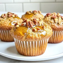 Die Hauptzutaten für die Ahorn-Pekan-Muffins sind einfach und leicht zu finden. Hier ist eine Liste: - 1 ¾ Tassen Weizenmehl - ¾ Tasse brauner Zucker - ½ Tasse Pekannüsse, grob gehackt - ¼ Tasse Ahornsirup - ½ Tasse ungesalzene Butter, geschmolzen - 2 große Eier - 1 Teelöffel Vanilleextrakt - 1 Teelöffel Backpulver - ½ Teelöffel Natron - ½ Teelöffel Salz - ¾ Tasse Milch - Optional: zusätzliche Pekannüsse zum Garnieren Diese Zutaten sorgen für einen perfekten Geschmack und eine tolle Textur. Der Ahornsirup gibt den Muffins eine süße Note, während die Pekannüsse einen knusprigen Biss hinzufügen. Wenn du keine bestimmten Zutaten hast, gibt es Alternativen. Hier sind einige Vorschläge: - Weizenmehl: Verwende Dinkelmehl oder eine glutenfreie Mischung. - Brauner Zucker: Weißer Zucker oder Honig können auch verwendet werden. - Pekannüsse: Mandeln oder Walnüsse sind gute Optionen. - Milch: Pflanzliche Milch wie Mandel- oder Hafermilch funktioniert gut. - Butter: Kokosöl oder Margarine sind gute Ersatzstoffe. Diese Alternativen können den Muffins einen anderen Geschmack geben, sind aber ebenfalls lecker. Frische Zutaten sind der Schlüssel zu tollen Muffins. Achte auf Folgendes: - Kaufe Nüsse in kleinen Mengen, um die Frische zu garantieren. - Achte auf das Haltbarkeitsdatum des Mehls. - Wähle frische Eier, die nicht beschädigt sind. - Verwende echten Ahornsirup, nicht Sirup mit Zuckerersatz. Frische Zutaten machen einen großen Unterschied im Geschmack und in der Textur deiner Muffins. Heize deinen Ofen auf 175°C vor. Bereite eine Muffinform vor. Du kannst Papierförmchen verwenden oder die Form leicht mit Sprühöl einfetten. So kleben die Muffins nicht fest. Nimm eine große Rührschüssel. Vermische hier das Weizenmehl, den braunen Zucker, das Backpulver, das Natron und das Salz. Mische alles gut durch. Diese Basis gibt deinen Muffins die richtige Textur. In einer separaten Schüssel gib die geschmolzene Butter, die Eier, die Milch, den Ahornsirup und den Vanilleextrakt. Rühre alles gut zusammen, bis die Mischung glatt ist. Diese feuchten Zutaten bringen Geschmack und Feuchtigkeit. Gieße die feuchten Zutaten in die Schüssel mit den trockenen Zutaten. Mische alles vorsichtig mit einem Teigschaber. Rühre nicht zu lange, sonst werden die Muffins zäh. Hebe nun die grob gehackten Pekannüsse unter den Teig. Halte einige Pekannüsse für die Garnierung zurück. Verteile den Muffinteig gleichmäßig auf die vorbereiteten Förmchen. Fülle jedes Förmchen zu etwa ¾. So haben die Muffins genug Platz zum Aufgehen. Wenn du magst, streue die zurückbehaltenen Pekannüsse oben drauf. Backe die Muffins im vorgeheizten Ofen für 18 bis 20 Minuten. Sie sind fertig, wenn ein Zahnstocher sauber herauskommt. Lass die Muffins etwa 5 Minuten in der Form abkühlen. Übertrage sie dann auf ein Kuchengitter. So können sie vollständig abkühlen. Um die besten Muffins zu backen, ist es wichtig, die Zutaten gut zu mischen. Beginnen Sie mit den trockenen Zutaten. Mischen Sie das Weizenmehl und das Backpulver gründlich. Dies sorgt für eine gleichmäßige Verteilung der Zutaten. Wenn Sie die feuchten Zutaten hinzufügen, rühren Sie nur kurz. Übermixen führt zu festen Muffins. Der Teig sollte leicht klumpig sein. Lassen Sie ihn ruhen, damit sich die Aromen entfalten können. Ein häufiger Fehler ist das Übermixen des Teigs. Dies macht die Muffins zäh. Achten Sie darauf, die Zutaten nur so lange zu mischen, bis alles feucht ist. Ein weiterer Fehler ist das falsche Messen der Zutaten. Verwenden Sie eine Küchenwaage für genaues Messen. Wenn Sie die Muffins zu lange backen, werden sie trocken. Testen Sie mit einem Zahnstocher nach 18 Minuten. Wenn er sauber herauskommt, sind die Muffins fertig. Die Präsentation macht viel aus! Servieren Sie die Muffins warm auf einem rustikalen Holzbrett. Ein zusätzlicher Schuss Ahornsirup sieht toll aus. Garnieren Sie die Muffins mit ganzen Pekannüssen. Ein schöner Tortenständer kann die Muffins hervorheben. Diese einfachen Ideen machen Ihre Muffins zu einem echten Hingucker. {{image_4}} Um diese Muffins glutenfrei zu machen, ersetze das Weizenmehl durch eine glutenfreie Mischung. Viele Marken bieten fertige Mischungen an, die gut funktionieren. Achte darauf, dass die Mischung Xanthan oder Guarkernmehl enthält, um die Textur zu verbessern. Diese Zutaten helfen, die Muffins locker und leicht zu halten. Der Rest des Rezepts bleibt gleich. So kannst du auch glutenfrei genießen! Du kannst die Muffins anpassen, um neue Geschmäcker zu entdecken. Hier sind einige Ideen: - Zimt: Füge einen Teelöffel Zimt zu den trockenen Zutaten hinzu. Das gibt einen warmen, würzigen Geschmack. - Kakaopulver: Ersetze ¼ Tasse Mehl durch ungesüßtes Kakaopulver für schokoladige Muffins. - Frische Früchte: Füge eine halbe Tasse frischer Blaubeeren oder Himbeeren hinzu. Sie sorgen für zusätzliche Frische und Süße. Experimentiere mit diesen Zutaten, um deine perfekten Muffins zu finden! Trockenfrüchte und Schokolade sind tolle Ergänzungen. Hier einige Vorschläge: - Trockenfrüchte: Verwende getrocknete Cranberries oder Aprikosen. Diese passen gut zu den Pekannüssen. - Schokolade: Füge eine halbe Tasse Schokoladenstückchen hinzu. Dunkle oder Milchschokolade sind beide lecker. Diese Zutaten bringen neue Geschmäcker und Texturen in deine Muffins. Versuch es und finde deinen Favoriten! Um Ihre Ahorn-Pekan-Muffins frisch zu halten, sollten Sie sie richtig lagern. Lassen Sie die Muffins zuerst auf einem Kuchengitter abkühlen. Legen Sie die abgekühlten Muffins dann in einen luftdichten Behälter. Sie können auch Backpapier verwenden, um die Muffins zu trennen. So bleibt die Feuchtigkeit erhalten. Lagern Sie sie an einem kühlen, trockenen Ort. So bleiben die Muffins bis zu drei Tage frisch. Das Einfrieren ist eine gute Option, um Muffins länger haltbar zu machen. Hier ist, wie Sie es tun: 1. Lassen Sie die Muffins vollständig abkühlen. 2. Wickeln Sie jede Muffin einzeln in Frischhaltefolie. 3. Legen Sie die eingewickelten Muffins in einen Gefrierbeutel. 4. Beschriften Sie den Beutel mit Datum und Inhalt. 5. Frieren Sie die Muffins bis zu drei Monate lang ein. Um die Muffins zu genießen, nehmen Sie sie einfach aus dem Gefrierbeutel. Lassen Sie sie bei Raumtemperatur auftauen oder erwärmen Sie sie kurz in der Mikrowelle. Die besten Methoden zur Aufbewahrung helfen, den Geschmack zu bewahren. Nutzen Sie luftdichte Behälter oder Frischhaltefolie. Diese verhindern das Austrocknen der Muffins. Sie können auch eine Scheibe Brot in den Behälter legen. Das Brot hält die Muffins länger frisch. Wenn Sie mehrere Muffins haben, denken Sie an das Einfrieren. So können Sie jederzeit einen Muffin genießen. Die Muffins bleiben frisch für etwa 3 bis 5 Tage. Lagern Sie sie in einem luftdichten Behälter. So bleibt die Feuchtigkeit erhalten. Für längere Haltbarkeit können Sie sie auch einfrieren. Sie bleiben bis zu 3 Monate im Gefrierfach gut. Ja, Sie können die Muffins vegan zubereiten. Ersetzen Sie die Eier durch Apfelmus oder Leinsamen. Nutzen Sie pflanzliche Milch und vegane Butter. Diese Alternativen geben dem Teig die nötige Feuchtigkeit und Bindung. Wenn der Teig zu trocken ist, fügen Sie etwas Milch hinzu. Rühren Sie vorsichtig, bis die gewünschte Konsistenz erreicht ist. Achten Sie darauf, nicht zu viel zu mischen, um die Muffins nicht zäh zu machen. Die besten Pekannüsse finden Sie in Bioläden oder online. Achten Sie auf frische und ungesalzene Nüsse. Prüfen Sie das Haltbarkeitsdatum und den Geruch. Frische Nüsse haben einen angenehmen, nussigen Duft. In diesem Artikel haben wir alles Wichtige zu Ahorn-Pekan-Muffins besprochen. Wir haben die Hauptzutaten und Ersatzstoffe vorgestellt. Ich habe auch Schritt-für-Schritt-Anleitungen gegeben, um perfekte Muffins zu backen. Tipps zur Textur verbesserte die Ergebnisse, während Variationen für jeden Geschmack sorgten. Schließlich klärten wir die besten Lagerungsmethoden. Jetzt bist du bereit, deine eigenen Muffins zu backen. Genieß das Backvergnügen und teile es mit Freunden!