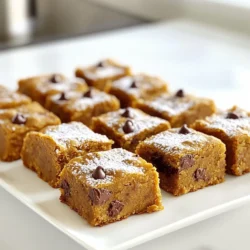 Um köstliche Kürbis Schokoladenchip Blondies zu backen, brauchen Sie: - 1 Tasse Kürbispüree - 1 Tasse braunen Zucker - 1/2 Tasse weißen Zucker - 1/2 Tasse ungesalzene Butter, geschmolzen - 2 große Eier - 1 Teelöffel Vanilleextrakt - 1 Teelöffel Backpulver - 1/2 Teelöffel Natron - 1/2 Teelöffel Salz - 1 Teelöffel gemahlenen Zimt - 1/2 Teelöffel gemahlene Muskatnuss - 1 1/2 Tassen Weizenmehl - 1 Tasse Schokoladenstückchen Jede Zutat hat ihren Platz im Rezept. Hier sind die genauen Mengen: - Kürbispüree: 1 Tasse, gibt Feuchtigkeit und Geschmack. - Brauner Zucker: 1 Tasse, sorgt für Süße und eine schöne Farbe. - Weißer Zucker: 1/2 Tasse, ergänzt den braunen Zucker. - Ungesalzene Butter: 1/2 Tasse, bringt Reichtum in den Teig. - Eier: 2 große, helfen beim Binden. - Vanilleextrakt: 1 Teelöffel, für zusätzlichen Geschmack. - Backpulver: 1 Teelöffel, lässt die Blondies aufgehen. - Natron: 1/2 Teelöffel, unterstützt das Aufgehen. - Salz: 1/2 Teelöffel, hebt den Geschmack. - Zimt: 1 Teelöffel, für die herbstliche Note. - Muskatnuss: 1/2 Teelöffel, für Wärme und Tiefe im Geschmack. - Weizenmehl: 1 1/2 Tassen, die Basis für die Blondies. - Schokoladenstückchen: 1 Tasse, für den süßen Crunch. Falls Sie eine Zutat nicht haben, sind hier einige Alternativen: - Anstelle von Kürbispüree können Sie Süßkartoffelpüree verwenden. - Verwenden Sie Kokosnusszucker, um eine weniger süße Blondie zu machen. - Für eine vegane Option, nutzen Sie Apfelmus statt Eier. - Ersetzen Sie die Butter durch Kokosöl für eine milchfreie Blondie. - Glutenfreies Mehl kann Weizenmehl ersetzen, wenn nötig. - Fügen Sie Nüsse oder Trockenfrüchte für zusätzlichen Geschmack hinzu. Diese Zutaten machen Ihre Kürbis Schokoladenchip Blondies zu einem echten Genuss! Heizen Sie den Ofen auf 175 °C vor. Fetten Sie eine 23x23 cm große Backform ein oder legen Sie sie mit Backpapier aus. Das macht das Herausnehmen später einfacher. In einer großen Schüssel mischen Sie 1 Tasse Kürbispüree, 1 Tasse braunen Zucker, 1/2 Tasse weißen Zucker und 1/2 Tasse geschmolzene Butter. Rühren Sie alles gut um, bis die Mischung glatt ist. Fügen Sie dann 2 große Eier nacheinander hinzu. Verrühren Sie gut nach jedem Ei. Geben Sie 1 Teelöffel Vanilleextrakt hinzu und rühren Sie weiter. Nehmen Sie eine separate Schüssel. Mischen Sie 1 Teelöffel Backpulver, 1/2 Teelöffel Natron, 1/2 Teelöffel Salz, 1 Teelöffel gemahlenen Zimt, 1/2 Teelöffel Muskatnuss und 1 1/2 Tassen Weizenmehl. Vermengen Sie alles gleichmäßig. Fügen Sie die trockenen Zutaten nach und nach zu den feuchten Zutaten hinzu. Rühren Sie, bis alles gerade vermischt ist. Übermixen Sie nicht. Heben Sie 1 Tasse Schokoladenstückchen unter den Teig. Achten Sie darauf, dass sie gleichmäßig verteilt sind. Gießen Sie den Teig in die vorbereitete Backform. Verteilen Sie ihn gleichmäßig mit einem Spatel. Backen Sie die Blondies für 25-30 Minuten. Überprüfen Sie mit einem Zahnstocher, ob sie fertig sind. Lassen Sie die Blondies 10-15 Minuten in der Form abkühlen. Übertragen Sie sie dann auf ein Kuchengitter zum vollständigen Abkühlen. Schneiden Sie sie in Quadrate und genießen Sie! Ein häufiger Fehler ist, die Zutaten zu übermixen. Dadurch werden die Blondies zäh und trocken. Mische die trockenen Zutaten nur so lange, bis sie gerade vermengt sind. Achte darauf, die Eier gut einzurühren, aber nicht zu lange. So bleibt die Textur leicht und locker. Die ideale Konsistenz ist feucht und fudgy. Nutze frisches Kürbispüree für den besten Geschmack. Wenn dein Teig zu dick ist, füge einen Esslöffel Wasser oder Milch hinzu. Achte darauf, dass der Teig nicht zu flüssig wird, denn das beeinflusst das Backergebnis. Lass die Blondies nach dem Backen gut abkühlen, bevor du sie schneidest. So brechen sie nicht. Verwende ein scharfes Messer für gerade Stücke. Serviere die Blondies auf einem rustikalen Holzbrett, bestäubt mit Puderzucker. Ein Hauch von Zimt oder kleine Kürbisdekorationen geben das perfekte Finish. {{image_4}} Sie können die Blondies gesünder machen. Verwenden Sie weniger Zucker, um den Süßigkeitsgrad zu senken. Ersetzen Sie weißen Zucker durch Honig oder Ahornsirup. Diese Alternativen fügen Geschmack hinzu und reduzieren den Kristallzucker. Glutenfreies Mehl ist eine tolle Option. Sie können Mandelmehl oder eine glutenfreie Mischung verwenden. Diese Mehle sorgen für eine nussige Note und eine andere Textur. Fügen Sie Nüsse für mehr Crunch hinzu. Walnüsse oder Pekannüsse passen gut zu Kürbis. Trockenfrüchte wie Cranberries oder Aprikosen bringen Süße und Farbe. Sie können auch Kokosnussflocken verwenden. Diese geben den Blondies ein tropisches Flair. Für Schokoladenliebhaber sind verschiedene Schokoladensorten eine gute Idee. Probieren Sie weiße Schokolade oder Zartbitterschokolade. Diese Sorten bieten neue Geschmackserlebnisse. Passen Sie die Blondies an die Saison an. Zu Weihnachten können Sie Gewürze wie Ingwer oder Nelken hinzufügen. Diese Gewürze bringen festliche Aromen in Ihr Rezept. Für Erntedankfest können Sie die Blondies mit Pekannüssen und Karamellsoße toppen. Diese Kombination ist ein echter Hit. Experimentieren Sie mit verschiedenen Zutaten. So machen Sie die Kürbis Schokoladenchip Blondies immer wieder neu. Um deine Kürbis Schokoladenchip Blondies frisch zu halten, lege sie in einen luftdichten Behälter. Stelle sicher, dass sie ganz abgekühlt sind, bevor du sie lagerst. So bleibt die Feuchtigkeit erhalten. Du kannst sie auch mit Frischhaltefolie abdecken. Das schützt sie zusätzlich vor dem Austrocknen. Wenn du die Blondies länger aufbewahren möchtest, friere sie ein. Schneide die Blondies in Stücke. Wickele jedes Stück in Frischhaltefolie ein und lege sie in einen Gefrierbeutel. Beschrifte den Beutel mit Datum und Inhalt. So findest du sie leicht wieder. Um sie aufzutauen, lege sie einfach in den Kühlschrank. Nach ein paar Stunden sind sie wieder bereit zum Genießen. Frische Blondies halten sich bei Raumtemperatur etwa 3 bis 5 Tage. Achte darauf, sie kühl und trocken zu lagern. Wenn sie anfangen, trocken zu wirken, sind sie vielleicht nicht mehr so gut. Ein einfacher Test ist, auf die Konsistenz zu achten. Wenn sie krümelig werden, ist es Zeit, sie zu entsorgen. Im Gefrierfach bleiben sie bis zu 3 Monate frisch. Blondies sind eine Art von Kuchen. Sie sind süß, feucht und weich. Im Gegensatz zu Brownies haben Blondies keinen Kakao. Stattdessen verwenden sie braunen Zucker und Vanille. Das gibt ihnen eine goldene Farbe und einen Karamellgeschmack. Blondies sind oft heller und weniger schokoladig als Brownies. Sie sind perfekt für alle, die etwas Süßes ohne Schokolade mögen. Ja, du kannst das Rezept vegan machen. Ersetze die Eier durch Apfelmus oder Leinsamen. Verwende vegane Butter oder Kokosöl anstelle von ungesalzener Butter. Achte darauf, dass die Schokoladenstückchen keine Milchprodukte enthalten. So bekommst du leckere vegane Kürbis-Schokoladenchip Blondies. Ein Stück Kürbis-Schokoladenchip Blondie hat etwa 180-200 Kalorien. Die genaue Zahl kann je nach Zutaten variieren. Wenn du weniger Zucker oder Butter verwendest, kann die Kalorienzahl sinken. Diese Blondies sind eine süße Belohnung, aber du kannst auch kleinere Stücke schneiden. Die Blondies bleiben bis zu einer Woche frisch. Bewahre sie in einem luftdichten Behälter auf. So bleiben sie weich und feucht. Wenn du sie länger aufbewahren möchtest, kannst du sie einfrieren. In einem gefrierfesten Behälter sind sie bis zu drei Monate haltbar. Ja, du kannst andere Schokoladensorten verwenden. Weiße Schokolade, Milchschokolade oder sogar dunkle Schokolade passen gut. Du kannst auch Schokoladenstückchen mit unterschiedlichen Geschmäckern verwenden. Probiere auch mal Nüsse oder Trockenfrüchte für zusätzlichen Biss. In diesem Blogbeitrag haben wir die wichtigsten Zutaten und deren Alternativen für Blondies behandelt. Ich habe die Zubereitung und das Backen Schritt für Schritt erklärt. Außerdem gab es hilfreiche Tipps, um häufige Fehler zu vermeiden und die perfekte Konsistenz zu erreichen. Die verschiedenen Variationen lassen viel Raum für Kreativität. Denk daran, wie du deine Blondies richtig lagerst und einfrierst, damit sie frisch bleiben. Diese einfachen Schritte helfen dir, leckere Blondies zu backen, die jeder liebt. Viel Spaß beim Ausprobieren!