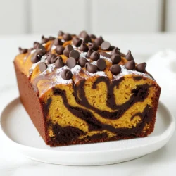 Um das Kürbis-Schokoladen-Marmorbrot zuzubereiten, brauchen Sie: - 1 Tasse Kürbispüree (aus der Dose oder frisch) - 1/2 Tasse Zucker - 1/2 Tasse brauner Zucker, fest gepackt - 1/2 Tasse Pflanzenöl - 2 große Eier - 1 Teelöffel Vanilleextrakt - 1 1/2 Tassen Weizenmehl (Type 405) - 1 Teelöffel Natron - 1 Teelöffel Backpulver - 1 Teelöffel gemahlener Zimt - 1/2 Teelöffel gemahlene Muskatnuss - 1/4 Teelöffel Salz - 1/2 Tasse ungesüßtes Kakaopulver - 1/4 Tasse Milch - 1/2 Tasse Zartbitterschokoladenstückchen Die Hauptzutat, Kürbispüree, gibt dem Brot seinen einzigartigen Geschmack. Sie können frisches Kürbispüree selbst machen oder das aus der Dose verwenden. Wenn Sie frisches Kürbispüree verwenden, wählen Sie einen Hokkaido-Kürbis. Er hat einen süßen Geschmack und eine tolle Textur. Achten Sie darauf, das Kürbispüree gut zu pürieren, um Klumpen zu vermeiden. Das Kakaopulver ist ebenfalls wichtig. Es verleiht dem Brot den schokoladigen Geschmack, den wir lieben. Hier sollten Sie ungesüßtes Kakaopulver verwenden, um den perfekten Schokoladengeschmack zu erreichen. Haben Sie Allergien oder besondere Vorlieben? Hier sind einige Optionen: - Für Glutenfrei: Verwenden Sie glutenfreies Mehl, um das Brot glutenfrei zu machen. - Für Vegan: Ersetzen Sie die Eier durch Apfelmus oder Leinsamen. Mischen Sie 1 Esslöffel Leinsamen mit 3 Esslöffeln Wasser, lassen Sie es stehen und verwenden Sie es als Ei-Ersatz. - Für weniger Zucker: Reduzieren Sie den Zucker um die Hälfte. Das Brot wird trotzdem lecker sein. - Für andere Geschmäcker: Fügen Sie Nüsse oder Trockenfrüchte hinzu, wenn Sie Abwechslung wollen. Mit diesen Zutaten und Tipps sind Sie bereit, ein köstliches Kürbis-Schokoladen-Marmorbrot zu backen! Heize deinen Ofen auf 175°C vor. Bereite eine Kastenform (9x5 Zoll) vor. Fette die Form mit Kochspray ein oder lege sie mit Backpapier aus. Das macht das Herausnehmen einfacher. Nimm eine große Rührschüssel. Gib das Kürbispüree, Zucker, braunen Zucker, Pflanzenöl, Eier und Vanilleextrakt hinein. Verwende einen Schneebesen und vermische alles gut. Es sollte gleichmäßig und cremig aussehen. In einer separaten Schüssel siebe das Mehl, Natron, Backpulver, Zimt, Muskatnuss und Salz. Füge die trockenen Zutaten nach und nach zur feuchten Mischung hinzu. Rühre vorsichtig, bis alles gerade so vermischt ist. Der Teig sollte nicht zu lange gerührt werden. Teile den Teig in zwei Hälften. Füge einer Hälfte das Kakaopulver und die Milch hinzu. Rühre, bis eine glatte Schokoladenmischung entsteht. Gieße die Hälfte des Kürbisteigs in die Kastenform. Danach die Hälfte des Schokoladenteigs. Wiederhole dies mit den restlichen Teigen. Mische die Teige leicht mit einem Messer, um den Marmoreffekt zu erzeugen. Streue die Zartbitterschokoladenstückchen oben auf den Teig. Drücke sie leicht hinein. Backe das Brot 50-60 Minuten. Prüfe mit einem Zahnstocher, ob es fertig ist. Lasse das Brot 10 Minuten in der Form abkühlen. Danach auf ein Kuchengitter legen, um vollständig abzukühlen. Um das beste Kürbis-Schokoladen-Marmorbrot zu backen, achte auf die richtigen Zutaten. Verwende frisches Kürbispüree für mehr Geschmack. Das sorgt für eine feuchte Konsistenz. Mische die feuchten Zutaten gut, bis sie glatt sind. So vermeidest du Klumpen im Teig. Siebe die trockenen Zutaten, um Luft einzuschließen. Das macht den Teig lockerer. Teile den Teig sorgfältig in zwei Hälften. So schaffst du einen schönen Marmoreffekt. Ein häufiger Fehler ist, den Teig zu lange zu rühren. Rühre nur bis alles vermischt ist. Zu langes Rühren macht das Brot zäh. Auch das Backen ist kritisch. Backe das Brot nicht zu lange. Ein Zahnstocher sollte sauber herauskommen, aber das Brot darf nicht trocken sein. Lass das Brot nach dem Backen nicht zu lange in der Form. Es kann dann feucht werden. Du kannst das Rezept leicht ändern. Füge Nüsse oder Trockenfrüchte hinzu, um mehr Textur zu bekommen. Walnüsse passen gut zu Kürbis und Schokolade. Auch Gewürze wie Ingwer oder Nelken geben einen neuen Kick. Für eine intensivere Schokolade, verwende dunklere Schokoladenstückchen. Du kannst auch weiße Schokolade nehmen, um einen süßeren Geschmack zu erzielen. Experimentiere mit diesen Ideen, um dein persönliches Marmorbrot zu kreieren. {{image_4}} Um einen knusprigen Biss hinzuzufügen, kannst du Nüsse in dein Brot mischen. Walnüsse oder Pekannüsse passen gut dazu. Hacke sie grob und füge sie am Ende des Teigmixes hinzu. So bekommst du einen tollen Crunch und mehr Geschmack. Für eine glutenfreie Option kannst du die Weizenmehl durch eine glutenfreie Mehlmischung ersetzen. Achte darauf, dass die Mischung Xanthan enthält. Das hilft, die Struktur des Brotes zu halten. Das Ergebnis wird trotzdem lecker und saftig sein. Du kannst auch verschiedene Schokoladensorten verwenden. Dunkle Schokolade sorgt für einen intensiven Geschmack. Milchschokolade ergibt ein süßeres Brot. Für eine besondere Note kannst du weiße Schokolade hinzufügen. Diese Vielfalt bringt immer einen neuen Genuss. Um Kürbis-Schokoladen-Marmorbrot gut zu versenden, achte auf die Verpackung. Nutze eine stabile Box. Wickele das Brot in Frischhaltefolie, um die Feuchtigkeit zu halten. Füge einen kleinen Zettel hinzu, der erklärt, wie man das Brot aufbewahrt. Das macht den Versand einfacher und netter. Das Brot bleibt bei Raumtemperatur gut für drei bis vier Tage frisch. Bewahre es in einem luftdichten Behälter auf. Wenn du es kühl lagern möchtest, lege es in den Kühlschrank. So bleibt es eine Woche lang gut. Allerdings kann es im Kühlschrank etwas trocken werden. Deshalb ist die Raumtemperatur oft besser für den Geschmack. Wenn du das Brot länger aufbewahren möchtest, friere es ein. Schneide es in Scheiben, damit du nur eine Portion auftauen musst. Wickele jede Scheibe gut in Frischhaltefolie. Lege die Scheiben dann in einen Gefrierbeutel. Um es aufzutauen, lasse die Scheiben einfach bei Raumtemperatur liegen. Du kannst sie auch kurz in der Mikrowelle aufwärmen. So schmeckt das Brot fast frisch gebacken. Kürbis-Schokoladen-Marmorbrot bleibt frisch für etwa 3 bis 5 Tage. Lagern Sie es in einem luftdichten Behälter. So bleibt es saftig. Wenn Sie das Brot länger aufbewahren möchten, frieren Sie es ein. Es hält sich bis zu 3 Monate im Gefrierfach. Ja, Sie können Kürbispüree ganz einfach selbst machen. Schneiden Sie einen Hokkaido-Kürbis in Stücke. Kochen oder backen Sie die Stücke, bis sie weich sind. Danach pürieren Sie den Kürbis in einem Mixer. Lassen Sie das Püree abkühlen, bevor Sie es verwenden. Wenn Ihr Brot nicht aufgeht, kann es an alten Backtriebmitteln liegen. Prüfen Sie das Ablaufdatum von Natron und Backpulver. Auch zu viel Flüssigkeit kann das Aufgehen verhindern. Achten Sie darauf, die Zutaten genau zu messen. Ja, Sie können das Brot vegan machen. Ersetzen Sie die Eier durch Apfelmus oder Chia-Samen. Verwenden Sie pflanzliche Milch und Öl. Achten Sie darauf, dass auch das Kakaopulver vegan ist. So bleibt der Geschmack wunderbar und tierfrei. Das Kürbis-Schokoladen-Marmorbrot ist lecker und vielseitig. Wir haben die Zutaten, Schritte und Tipps durchforstet. Du kannst auch Varianten ausprobieren, um den Geschmack zu ändern. Denke daran, dein Brot richtig zu lagern, damit es frisch bleibt. Ich hoffe, du hast neue Ideen und Tricks gefunden. Jetzt liegt es an dir, diese köstliche Rezeptidee auszuprobieren und zu genießen! Nutze diese Anleitung, um dein eigenes Meisterwerk zu schaffen.