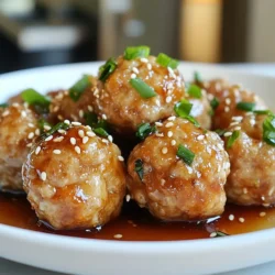 Für die Sesam-Ingwer-Hühnchen-Fleischbällchen benötigst du folgende Zutaten: - 450 g gemahlenes Hühnchen - 60 g Semmelbrösel - 60 g Frühlingszwiebeln, fein gehackt - 2 Esslöffel frischer Ingwer, gehackt - 2 Esslöffel Knoblauch, gehackt - 2 Esslöffel Sojasauce - 1 Esslöffel Sesamöl - 1 Esslöffel Honig - 1 Teelöffel Sesamsamen - Salz und Pfeffer nach Geschmack - 1 Ei, verquirlt - 2 Esslöffel Pflanzenöl (zum Braten) Jede dieser Zutaten bringt einen einzigartigen Geschmack und Textur in die Fleischbällchen. Das gemahlene Hühnchen ist die Hauptzutat. Es gibt den Bällchen eine zarte Konsistenz. Die Semmelbrösel helfen, die Mischung zu binden. Frühlingszwiebeln fügen eine frische Note hinzu. Frischer Ingwer und Knoblauch sorgen für einen tollen Geschmack. Sojasauce und Sesamöl bringen Umami und Tiefe. Honig fügt eine süße Note hinzu, die gut balanciert. Die Gewürze sind einfach, aber wichtig. Du verwendest Salz und Pfeffer für die Basis. Diese Gewürze bringen den Geschmack des Huhns hervor. Sesamsamen geben einen knusprigen Biss und einen nussigen Geschmack. Sie sind auch perfekt zum Garnieren. Die Kombination aus Ingwer und Knoblauch sorgt für ein tolles Aroma. Sojasauce und Sesamöl verstärken den asiatischen Flair. Für dieses Rezept brauchst du einige einfache Küchenutensilien: - Große Rührschüssel - Esslöffel und Teelöffel zum Messen - Schneidebrett und scharfes Messer - Pfanne für das Braten - Küchenpapier zum Abtropfen Diese Utensilien machen die Vorbereitung und das Kochen leicht. Eine große Rührschüssel ist wichtig, um alle Zutaten gut zu vermengen. Ein scharfes Messer hilft beim Hacken der Zwiebeln, des Ingwers und des Knoblauchs. Die Pfanne sollte groß genug sein, um die Fleischbällchen gleichmäßig zu braten. Küchenpapier ist nützlich, um überschüssiges Öl zu entfernen. {{ingredient_image_2}} Zuerst nehme ich eine große Rührschüssel. Ich gebe 450 g gemahlenes Hühnchen hinein. Dann füge ich 60 g Semmelbrösel und 60 g fein gehackte Frühlingszwiebeln dazu. Der frische Ingwer ist wichtig, also nehme ich 2 Esslöffel und hacke ihn fein. Ebenso mache ich 2 Esslöffel gehackten Knoblauch bereit. Jetzt kommen 2 Esslöffel Sojasauce und 1 Esslöffel Sesamöl dazu. Um die Mischung zu süßen, gebe ich 1 Esslöffel Honig hinzu. Ein Teelöffel Sesamsamen sorgt für Crunch. Ich würze mit Salz und Pfeffer. Zum Schluss füge ich 1 verquirltes Ei hinzu und knete alles gut durch. Jetzt forme ich die Mischung zu Fleischbällchen. Mit meinen Händen nehme ich etwas von der Mischung. Ich forme kleine Bällchen, etwa so groß wie ein Golfball. Achte darauf, dass die Bällchen gleichmäßig sind. Sie sollten gut zusammenhalten. Ich erhitze eine große Pfanne bei mittlerer Hitze. Dann füge ich 2 Esslöffel Pflanzenöl hinzu. Die Fleischbällchen lege ich vorsichtig in die Pfanne. Ich achte darauf, die Pfanne nicht zu überfüllen. Jetzt brate ich die Fleischbällchen 5 bis 7 Minuten lang. Ich drehe sie gelegentlich, bis sie goldbraun sind. Die Innentemperatur sollte 74 °C erreichen. Nach dem Braten lege ich die Bällchen auf einen Teller mit Küchenpapier. So kann das überschüssige Öl abtropfen. Jetzt sind sie bereit zum Servieren! Um deine Sesam-Ingwer-Hühnchen-Fleischbällchen perfekt zu machen, achte auf die Mischung. Verwende frische Zutaten. Frisch gehackter Ingwer und Knoblauch geben mehr Geschmack. Mische alle Zutaten gut, damit sich die Aromen verbinden. Forme gleichmäßige Fleischbällchen, etwa so groß wie ein Golfball. So garen sie gleichmäßig und werden schön knusprig. Ein häufiger Fehler ist, die Pfanne zu überfüllen. Das führt dazu, dass die Fleischbällchen dampfen statt braten. Brate sie in kleinen Portionen, um eine goldbraune Kruste zu erreichen. Achte auch auf die Innentemperatur. Sie sollte 74 °C erreichen, damit das Hähnchen sicher ist. Lass die Bällchen nach dem Braten auf Küchenpapier abtropfen, um überschüssiges Öl zu entfernen. Serviere die Fleischbällchen auf einem großen Teller. Garniere sie mit frischen Frühlingszwiebeln und Sesamsamen für einen schönen Farbkontrast. Du kannst auch eine Schüssel Sojasauce danebenstellen. Das gibt deinen Gästen die Möglichkeit, die Bällchen nach ihrem Geschmack zu dippen. Für eine kreative Note kannst du sie auf Spieße stecken und als Fingerfood anbieten. Pro Tipps Frische Zutaten verwenden: Frischer Ingwer und frische Frühlingszwiebeln verleihen den Fleischbällchen einen intensiveren Geschmack. Fleischbällchen gleichmäßig formen: Achte darauf, die Fleischbällchen gleichmäßig groß zu formen, damit sie gleichmäßig garen. Richtige Hitze: Stelle sicher, dass das Öl heiß genug ist, bevor du die Fleischbällchen hinzufügst, um eine schöne goldbraune Kruste zu erzielen. Variationen ausprobieren: Experimentiere mit verschiedenen Kräutern und Gewürzen, um die Fleischbällchen nach deinem Geschmack anzupassen. {{image_4}} Du kannst die Sesam-Ingwer-Hühnchen Fleischbällchen auf zwei Arten zubereiten: gebacken oder frittiert. Die gebackene Version ist gesünder. Sie hat weniger Fett und ist einfach zuzubereiten. Heize den Ofen auf 200 °C vor. Lege die Fleischbällchen auf ein Backblech und backe sie 20 Minuten. Drehe sie nach 10 Minuten um, damit sie gleichmäßig garen. Die frittierten Fleischbällchen sind knuspriger. Sie haben einen tollen Geschmack, aber mehr Fett. Wenn du kein Hühnchen magst, probiere Rinderhack oder Putenhack. Diese Varianten haben einen anderen Geschmack und sind ebenso lecker. Für eine vegetarische Option kannst du auch Kichererbsen oder Tofu nutzen. Zerdrücke sie und mische sie mit den anderen Zutaten. So bekommst du einen tollen, fleischfreien Genuss. Für glutenfreie Fleischbällchen nutze glutenfreie Semmelbrösel. So bleibt der Geschmack gleich, ohne Gluten. Wenn du vegan kochst, ersetze das Ei durch einen Löffel Leinsamen und Wasser. Mische einen Esslöffel Leinsamen mit drei Esslöffeln Wasser und lasse es 5 Minuten quellen. Das gibt der Mischung die nötige Bindung. So kannst du alle Diäten berücksichtigen und dennoch köstliche Fleischbällchen genießen. Lagern Sie die Fleischbällchen in einem luftdichten Behälter. Stellen Sie sicher, dass sie vollständig abgekühlt sind, bevor Sie sie verpacken. So bleibt die Frische länger erhalten. Sie können die Bällchen im Kühlschrank bis zu drei Tage aufbewahren. Achten Sie darauf, sie nicht zu lange stehen zu lassen, um die beste Qualität zu sichern. Um übrig gebliebene Fleischbällchen einzufrieren, lassen Sie sie zuerst abkühlen. Legen Sie sie dann auf ein Backblech und frieren Sie sie für zwei Stunden ein. Sobald sie fest sind, packen Sie die Bällchen in einen Gefrierbeutel. Beschriften Sie den Beutel mit dem Datum. Die Fleischbällchen bleiben bis zu drei Monate frisch. So haben Sie immer einen schnellen Snack zur Hand. Zum Erwärmen von gefrorenen Fleischbällchen, nehmen Sie sie aus dem Gefrierbeutel. Lassen Sie sie im Kühlschrank über Nacht auftauen. Dann können Sie sie in einer Pfanne bei mittlerer Hitze erwärmen. Sie können auch die Mikrowelle verwenden. Stellen Sie sicher, dass die Innentemperatur 74 °C erreicht. Servieren Sie die Reste mit Sojasauce oder in einem Salat. Die Fleischbällchen halten sich im Kühlschrank bis zu drei Tage. Bewahre sie in einem luftdichten Behälter auf. So bleiben sie frisch und lecker. Wenn du sie länger aufbewahren möchtest, friere sie ein. Im Gefrierschrank halten sie bis zu drei Monate. Ja, du kannst die Fleischbällchen im Voraus zubereiten. Mache sie einfach und stelle sie in den Kühlschrank. Du kannst sie sogar ungebraten einfrieren. So hast du immer eine schnelle Mahlzeit zur Hand. Brate sie dann einfach frisch, wenn du Hunger hast. Die besten Beilagen sind Reis oder Quinoa. Diese passen gut zu den Aromen. Auch gedünstetes Gemüse ist toll. Du kannst Brokkoli, Karotten oder Zucchini verwenden. Ein frischer Salat ist ebenfalls eine gute Wahl. So hast du eine ausgewogene Mahlzeit. Du hast nun alles, was du für köstliche Sesam-Ingwer-Hühnchen-Fleischbällchen brauchst. Wir haben die Zutaten, die Anleitung und hilfreiche Tipps besprochen. Variationen sind einfach umzusetzen, und du kannst die Bällchen gut lagern oder einfrieren. Indem du diese Schritte befolgst, wirst du die perfekten Fleischbällchen zubereiten. Denke daran, deine Kreationen immer anzupassen und frisch zu genießen. Viel Freude beim Kochen und Ausprobieren!