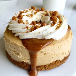 - 1 ½ Tassen Graham-Cracker-Krümel - ½ Tasse ungesalzene Butter, geschmolzen - 1 Tasse Keksbutter - 450 g Frischkäse, zimmerwarm Die Hauptzutaten sind wichtig für den Geschmack. Die Graham-Cracker-Krümel bilden die Basis. Sie geben dem Käsekuchen einen tollen Crunch. Die geschmolzene Butter bindet die Krümel. Keksbutter bringt einen süßen und würzigen Geschmack. Frischkäse sorgt für die cremige Füllung. - ¾ Tasse Kristallzucker - 2 große Eier - 1 Teelöffel Vanilleextrakt - 1 Tasse Schlagsahne - ¼ Tasse Puderzucker - Eine Prise Salz Diese Zutaten machen den Käsekuchen noch besser. Zucker sorgt für die süße Note. Eier helfen beim Binden der Füllung. Vanilleextrakt gibt ein tolles Aroma. Schlagsahne verleiht dem Kuchen eine luftige Textur. Puderzucker ist perfekt für die Sahne oben drauf. Ein bisschen Salz verstärkt den Geschmack. - Springform - Rührschüssel - Mixer Die richtigen Küchengeräte sind wichtig. Eine Springform hilft, den Käsekuchen einfach zu entnehmen. Eine Rührschüssel benötigt man, um alle Zutaten gut zu vermengen. Ein Mixer macht das Rühren schnell und einfach. Mit diesen Geräten wird der Prozess leichter und macht mehr Spaß. {{ingredient_image_2}} - Vermenge 1 ½ Tassen Graham-Cracker-Krümel mit ½ Tasse geschmolzener Butter. - Rühre, bis die Mischung wie feuchter Sand aussieht. - Drücke die Mischung fest auf den Boden einer 23 cm Springform. - Backe den Boden bei 175 °C für 8-10 Minuten. - Lass ihn danach abkühlen. - Nimm 450 g zimmerwarmen Frischkäse und ¾ Tasse Kristallzucker. - Schlage sie in einer großen Schüssel cremig. - Füge 1 Tasse Keksbutter hinzu und rühre weiter. - Gib 2 große Eier einzeln dazu und mixe nach jeder Zugabe. - Rühre 1 Teelöffel Vanilleextrakt und eine Prise Salz unter. - Gieße die Käsekuchenfüllung über den abgekühlten Boden. - Backe den Kuchen 45-50 Minuten lang. - Die Ränder sollten fest sein; die Mitte darf leicht wackeln. - Schalte den Ofen aus und lass den Kuchen 1 Stunde abkühlen. - Stelle ihn für mindestens 4 Stunden oder über Nacht in den Kühlschrank. - Raumtemperatur der Zutaten: Stelle sicher, dass der Frischkäse und die Eier Zimmertemperatur haben. Das hilft, die Mischung cremig und glatt zu machen. Kalte Zutaten führen oft zu Klumpen. - Richtiges Backen: Achte darauf, den Käsekuchen nicht zu lange zu backen. Die Ränder sollten fest sein, aber die Mitte kann leicht wackeln. Das verhindert ein Austrocknen und sorgt für eine perfekte Konsistenz. - Keksbutter und zerbröselte Kekse: Nutze Keksbutter zum Beträufeln und streue zerbröselte Kekse auf die Sahne. Dies gibt deinem Käsekuchen ein tolles Aussehen und zusätzlichen Geschmack. - Kreative Serviervorschläge: Überlege, kleine Portionen in Gläsern zu servieren. Dies sieht nicht nur hübsch aus, sondern macht das Dessert auch leicht portionierbar. - Übermixen der Füllung: Mische die Zutaten nur, bis sie gut verbunden sind. Zu viel Mixen kann Luftblasen erzeugen und den Käsekuchen aufgehen lassen. - Nicht genügend Abkühlzeit: Lass den Käsekuchen nach dem Backen im Ofen abkühlen. Ein langsames Abkühlen hilft, Risse zu vermeiden. Danach kühl ihn mindestens vier Stunden im Kühlschrank. Pro Tipps Frischkäse richtig vorbereiten: Stellen Sie sicher, dass der Frischkäse zimmerwarm ist, um eine glatte und klumpenfreie Käsekuchenfüllung zu gewährleisten. Richtige Backzeit: Behalten Sie den Käsekuchen während des Backens im Auge. Die Ränder sollten fest sein, während die Mitte leicht wackeln darf. Kühlzeit beachten: Um die beste Textur zu erreichen, lassen Sie den Käsekuchen über Nacht im Kühlschrank ruhen, bevor Sie ihn servieren. Schlagsahne perfekt schlagen: Verwenden Sie kalte Schlagsahne und ein kaltes Rührgerät, um die besten Ergebnisse beim Schlagen zu erzielen. {{image_4}} Keksbutter ist vielseitig. Du kannst sie mit vielen Aromen mischen. Zum Beispiel könnte Zimt einen warmen, süßen Geschmack hinzufügen. Auch eine Prise Muskatnuss passt gut. Kombiniere sie mit Vanille oder Schokolade für neue Genüsse. Zusätzliche Toppings machen deinen Käsekuchen noch besser. Du kannst zerbröselte Kekse auf die Sahne streuen. Auch frische Früchte wie Erdbeeren oder Himbeeren sind tolle Ideen. Für einen besonderen Kick, füge etwas Karamellsoße hinzu. Für glutenfreie Varianten nehme glutenfreie Graham-Cracker. Sie sind leicht erhältlich und schmecken gut. Mische sie wie gewohnt mit der Butter. Wenn du Keksbutter ersetzen musst, gibt es Alternativen. Nussbutter oder Mandelbutter können eine gute Wahl sein. Sie geben einen neuen Geschmack, der ebenfalls lecker ist. Mini-Käsekuchen sind perfekt für kleine Portionen. Du kannst das Rezept einfach anpassen. Verwende Muffinförmchen oder kleine Gläser. Achte darauf, die Backzeit zu verkürzen. 20 bis 25 Minuten sollten ausreichen. Die Temperatur bleibt bei 175 °C. So hast du kleine, leckere Käsekuchen für jeden Anlass. - Wie lange ist der Käsekuchen haltbar? Der Käsekuchen hält sich im Kühlschrank bis zu fünf Tage. Achten Sie darauf, ihn gut zu verpacken. - Richtig verpacken für die Lagerung Wickeln Sie den Käsekuchen in Frischhaltefolie. Alternativ können Sie ihn in einem luftdichten Behälter aufbewahren. So bleibt er frisch und lecker. - Anleitungen zum Einfrieren Um den Käsekuchen einzufrieren, lassen Sie ihn zuerst vollständig abkühlen. Schneiden Sie ihn in Stücke. Wickeln Sie jedes Stück in Frischhaltefolie und dann in Alufolie. - Auftau- und Servierhinweise Zum Auftauen legen Sie den Käsekuchen in den Kühlschrank. Lassen Sie ihn dort über Nacht. Servieren Sie ihn kalt oder bei Raumtemperatur. - Tipps, um die Qualität zu bewahren Wenn Sie den Käsekuchen aufwärmen möchten, heizen Sie den Ofen auf 150 °C vor. Wickeln Sie den Käsekuchen in Folie, um ihn vor dem Austrocknen zu schützen. - Mikrowellen- versus Ofen-Methode Die Ofenmethode ist besser für die Qualität. In der Mikrowelle kann er schnell heiß werden und die Textur verändern. Die Zubereitung von Keksbutter-Käsekuchen dauert insgesamt etwa 6 Stunden. - Vorbereitungszeit: 30 Minuten - Backzeit: 45-50 Minuten - Abkühlzeit: 1 Stunde im Ofen und mindestens 4 Stunden im Kühlschrank Ja, du kannst die Keksbutter ersetzen. Hier sind einige Alternativen: - Nussbutter: Erdnussbutter oder Mandelbutter bieten einen ähnlichen Geschmack. - Spezieller Keksaufstrich: Nutze andere Keksaufstriche, die du magst. Diese Alternativen können den Geschmack des Käsekuchens verändern. Keksbutter-Käsekuchen ist nicht automatisch glutenfrei. Um ihn glutenfrei zu machen, beachte folgende Tipps: - Glutenfreie Graham-Cracker: Verwende spezielle glutenfreie Krümel. - Keksbutter: Achte darauf, dass die verwendete Keksbutter glutenfrei ist. So kannst du die süße Leckerei auch ohne Gluten genießen. Der Keksbutter-Käsekuchen bietet eine einfache und leckere Möglichkeit, zu Hause zu backen. Sie lernen die grundlegenden Zutaten, wie Graham-Cracker, Frischkäse und Eier kennen. Wir haben gezeigt, wie Sie Schichten von Geschmack und Textur erreichen. Vergessen Sie nicht, auf die Konsistenz und Lagerung zu achten, um das beste Ergebnis zu erzielen. Variationen und kreative Ideen machen Ihr Dessert besonders. Mit diesen Tipps sind Sie bereit, Ihren nächsten Käsekuchen zu zaubern. Genießen Sie jeden Bissen und teilen Sie Ihre Kreationen!