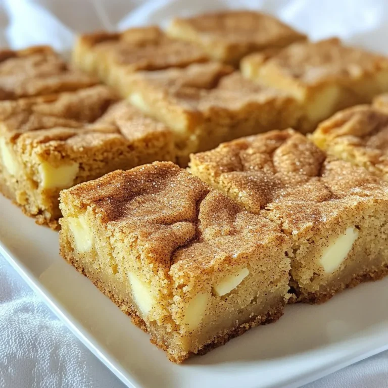 Um köstliche Snickerdoodle Blondies zu backen, brauchst du diese Hauptzutaten: - 1 Tasse brauner Zucker - 1/2 Tasse Kristallzucker - 1/2 Tasse ungesalzene Butter, geschmolzen - 2 große Eier - 1 Teelöffel Vanilleextrakt - 2 Tassen Weizenmehl - 1 Teelöffel Backpulver - 1 Teelöffel gemahlener Zimt - 1/2 Teelöffel Salz - 1 Tasse weiße Schokoladenstückchen (optional) Diese Zutaten machen den Teig süß und weich. Die Kombination aus Zimt und Zucker gibt den Blondies den typischen Snickerdoodle-Geschmack. Für das leckere Topping benötigst du: - 2 Esslöffel Kristallzucker - 1 Teelöffel gemahlener Zimt Dieses Topping sorgt für einen schönen Knusper und zusätzlichen Zimtgeschmack auf der Oberseite. Ich empfehle einige Produkte, die dir helfen, die besten Ergebnisse zu erzielen: - Butter: Nutze ungesalzene Butter von Marken wie "Land O'Lakes" oder "Kerrygold". - Zucker: Für den besten Geschmack verwende hochwertigen braunen Zucker von "Domino". - Mehl: Achte auf Mehl von "King Arthur" für gleichmäßige Ergebnisse. - Zimt: Wähle gemahlenen Zimt von "McCormick" für den besten Aroma. Diese Marken bieten Qualität, die deine Blondies noch besser macht. {{ingredient_image_2}} Heize deinen Ofen auf 175°C vor. Fette eine Backform von 23x33 cm ein oder lege sie mit Backpapier aus. So bleiben die Blondies nicht kleben. In einer großen Schüssel vermischst du den braunen Zucker und Kristallzucker. Füge die geschmolzene Butter hinzu und rühre die Mischung gut um. Sie sollte glatt sein. Schlage die Eier nacheinander unter. Rühre nach jedem Ei gut um, damit alles gleichmäßig ist. Zum Schluss kommt der Vanilleextrakt in die Mischung. In einer separaten Schüssel mischst du das Weizenmehl, Backpulver, Zimt und Salz. Füge die trockene Mischung nach und nach zu den feuchten Zutaten hinzu. Rühre vorsichtig, bis alles gut verbunden ist. Achte darauf, nicht zu lange zu rühren, damit die Blondies weich bleiben. Gieße den Teig in die vorbereitete Backform. Streiche ihn gleichmäßig mit einem Spatel glatt. In einer kleinen Schüssel vermischst du den Zucker und Zimt für das Topping. Streue diese Mischung gleichmäßig über den Teig. Das gibt einen tollen Geschmack. Backe die Blondies im Ofen für 25-30 Minuten. Sie sind fertig, wenn die Ränder goldbraun sind. Stecke einen Zahnstocher in die Mitte. Wenn er mit feuchten Krümeln herauskommt, sind sie perfekt. Lass die Blondies etwa 10 Minuten in der Form abkühlen. Danach lege sie auf ein Kuchengitter, damit sie vollständig abkühlen. Schneide sie in Quadrate und genieße! Um die perfekte Konsistenz für Snickerdoodle Blondies zu erreichen, achte auf die richtige Mischung. Mische die feuchten Zutaten gut, bevor du die trockenen hinzufügst. Rühre nur so lange, bis alles gerade vermischt ist. Zu viel Rühren kann die Blondies hart machen. Eine cremige Textur ist das Ziel. Die Zugabe von weißen Schokoladenstückchen kann die Blondies noch saftiger machen. Ein häufiger Fehler ist, den Ofen nicht vorzuheizen. Das kann die Backzeit und die Konsistenz negativ beeinflussen. Achte darauf, die Backform richtig vorzubereiten, damit die Blondies nicht kleben bleiben. Wenn du die Blondies zu lange backst, werden sie trocken. Überprüfe sie nach 25 Minuten. Ein Zahnstocher sollte feuchte Krümel zeigen, nicht einen sauberen Stäbchen. Ein guter Schneebesen ist wichtig für das Mischen der Zutaten. Eine große Rührschüssel hilft dir, alles gut zu vermengen. Ein Spatel ist nützlich, um den Teig gleichmäßig in die Form zu bringen. Verwende auch ein Backpapier, um das Herausnehmen der Blondies zu erleichtern. Ein Zahnstocher ist ideal, um die Backzeit zu überprüfen. Mit diesen Werkzeugen gelingt dir das Backen leichter. Pro Tipps Verwende frische Zutaten: Achte darauf, dass deine Backzutaten frisch sind, insbesondere Eier und Backpulver, um die beste Textur und den besten Geschmack zu erzielen. Richtige Backzeit: Überprüfe die Blondies einige Minuten vor der angegebenen Backzeit; jeder Ofen ist unterschiedlich, und du willst eine Überbackung vermeiden. Variationen ausprobieren: Füge Nüsse oder andere Schokoladensorten hinzu, um verschiedene Geschmäcker zu kreieren und deine Blondies anzupassen. Richtige Lagerung: Bewahre die Blondies in einem luftdichten Behälter auf, um ihre Frische zu erhalten und ein Austrocknen zu verhindern. {{image_4}} Wenn du eine vegane Version der Snickerdoodle Blondies machen möchtest, kannst du die Eier durch Apfelmus oder Leinsamen ersetzen. Verwende 1/4 Tasse Apfelmus oder 1 Esslöffel gemahlenen Leinsamen, gemischt mit 3 Esslöffeln Wasser für jedes Ei. Nutze vegane Butter anstelle von ungesalzener Butter. Die Blondies bleiben saftig und lecker. Für eine glutenfreie Version tausche das Weizenmehl gegen eine glutenfreie Mehlmischung aus. Achte darauf, dass die Mischung Xanthan-Gummi enthält, um die richtige Textur zu erreichen. Die Blondies werden immer noch weich und köstlich sein. Du kannst die Blondies auch anpassen. Füge 1 Tasse gehackte Nüsse hinzu, um einen Crunch zu bekommen. Oder probiere Karamellstückchen für eine süße Überraschung. Weiße Schokoladenstückchen sind eine gute Wahl, wenn du etwas Cremiges magst. Diese Variationen machen die Blondies besonders und spannend. Um deine Snickerdoodle Blondies frisch zu halten, lagere sie in einem luftdichten Behälter. Du kannst sie auch in Frischhaltefolie wickeln, um sie gut zu schützen. Stelle sicher, dass der Behälter an einem kühlen Ort steht, fern von direkter Sonneneinstrahlung. So bleiben die Blondies weich und lecker. Die Blondies halten sich bei Zimmertemperatur etwa 3 bis 4 Tage. Wenn du sie länger aufbewahren willst, friere sie ein. Schneide die Blondies in Stücke und lege sie in einen Gefrierbeutel. Achte darauf, die Luft herauszudrücken, bevor du sie verschließt. So bleiben sie bis zu 3 Monate frisch. Um die Blondies wieder aufzuwärmen, lege sie für etwa 10-15 Sekunden in die Mikrowelle. Du kannst sie auch im Ofen bei 150°C für 5-10 Minuten aufwärmen. Füge einen kleinen Schuss Wasser hinzu, um sie feucht zu halten. So schmecken sie fast wie frisch gebacken! Wenn du keine Butter verwenden möchtest, gibt es gute Alternativen. Du kannst Kokosöl oder Margarine benutzen. Beide bringen eine ähnliche Textur und Geschmack. Achte darauf, sie gut zu schmelzen, bevor du sie in die Mischung gibst. Olivenöl funktioniert auch, hat aber einen anderen Geschmack. Ja, du kannst die Schokoladenstückchen weglassen. Die Blondies schmecken auch ohne sie lecker. Wenn du etwas Extra möchtest, kannst du Nüsse oder Trockenfrüchte hinzufügen. Das gibt einen schönen Biss dazu. Die Blondies bleiben in einem luftdichten Behälter bis zu einer Woche frisch. Du kannst sie auch einfrieren. So halten sie bis zu drei Monate. Stelle sicher, dass sie gut verpackt sind, um Gefrierbrand zu vermeiden. Ja, du kannst die Blondies im Voraus backen. Sie schmecken sogar besser, wenn sie ein paar Tage ruhen. Backe sie einfach und lass sie abkühlen. Danach bewahre sie in einem luftdichten Behälter auf. So sind sie bereit, wenn du sie brauchst! In diesem Artikel haben wir die Zutaten für köstliche Snickerdoodle Blondies besprochen. Du hast gelernt, wie du die Mischung zubereitest und welche Tipps dir helfen, perfekte Blondies zu backen. Denke daran, dass es viele Variationen gibt, die du ausprobieren kannst, wie vegan oder glutenfrei. Die richtige Lagerung sorgt dafür, dass deine Blondies frisch bleiben. Halte die Antworten auf häufige Fragen bereit. Du kannst jetzt deine eigenen Blondies kreieren und genießen! Viel Spaß beim Backen!