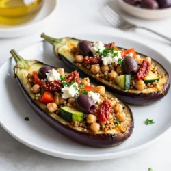 Für dieses köstliche Rezept benötigst du folgende Zutaten: - 2 mittelgroße Auberginen - 1 Tasse gekochte Quinoa - 1 Dose (425 g) Kichererbsen, abgetropft und abgespült - 1 rote Paprika, fein gehackt - 1 kleine Zucchini, fein gehackt - 1/2 Tasse getrocknete Tomaten, gehackt - 1/4 Tasse Kalamata-Oliven, entsteint und in Scheiben geschnitten - 1 Teelöffel getrockneter Oregano - 1 Teelöffel geräuchertes Paprika-Pulver - 2 Esslöffel Olivenöl - Salz und Pfeffer nach Geschmack - Frische Petersilie, gehackt, zum Garnieren - Feta-Käse, zerbröselt (optional) Auberginen sind im Sommer und Frühherbst am besten. Achte auf frische und feste Auberginen. Die Zucchini und Paprika sind ebenfalls in diesen Monaten frisch. Wenn du die getrockneten Tomaten wählst, suche nach sonnengereiften Sorten. Kalamata-Oliven bringen einen tollen Geschmack, besonders wenn sie frisch sind. Die Qualität der Zutaten macht einen großen Unterschied. Nutze Bio-Auberginen, wenn möglich. Sie sind oft schmackhafter. Für die Quinoa, wähle die hellen Sorten, die einen nussigen Geschmack haben. Verwende extra natives Olivenöl für mehr Aroma. Frische Kräuter wie Petersilie verleihen deinem Gericht eine schöne Note. Wenn du Feta-Käse hinzufügst, greife zu einem hochwertigen, cremigen Käse. {{ingredient_image_2}} Zuerst sollten Sie Ihren Ofen auf 190 °C vorheizen. Während der Ofen warm wird, können Sie die Auberginen vorbereiten. Die Vorbereitungszeit beträgt etwa 20 Minuten. Nehmen Sie zwei mittelgroße Auberginen. Schneiden Sie sie der Länge nach in zwei Hälften. Schaben Sie das Fruchtfleisch vorsichtig heraus, sodass etwa 1,5 cm Schale bleibt. Das Fruchtfleisch legen Sie beiseite. Bestreichen Sie die Auberginenhälften mit 2 Esslöffeln Olivenöl und streuen Sie etwas Salz darüber. Legen Sie die Hälften mit der Schnittfläche nach unten auf ein Backblech. Rösten Sie sie 20 Minuten im Ofen, bis sie zart sind. Während die Auberginen rösten, hacken Sie das beiseitegelegte Auberginenfleisch klein. Erhitzen Sie in einer großen Pfanne das restliche Olivenöl bei mittlerer Hitze. Fügen Sie das gehackte Auberginenfleisch, 1 rote Paprika und 1 kleine Zucchini hinzu. Braten Sie alles 5-7 Minuten, bis es weich ist. Rühren Sie dann 1 Tasse gekochte Quinoa, 1 Dose Kichererbsen, ½ Tasse getrocknete Tomaten, ¼ Tasse Kalamata-Oliven, 1 Teelöffel Oregano, 1 Teelöffel geräuchertes Paprika-Pulver, Salz und Pfeffer ein. Kochen Sie die Mischung weitere 5 Minuten, bis sie gut durchgewärmt ist. Füllen Sie jede Auberginenhälfte großzügig mit dieser Mischung. Legen Sie die gefüllten Auberginen zurück in den Ofen. Backen Sie sie 15-20 Minuten, bis sie gut durchgewärmt und leicht goldbraun sind. Nach dem Garen nehmen Sie sie aus dem Ofen und lassen sie einige Minuten abkühlen. Garnieren Sie die Auberginen mit frischer, gehackter Petersilie und zerbröseltem Feta-Käse, falls gewünscht. Um die perfekte Füllung zu machen, achte auf die richtige Balance. Nutze frisches Gemüse wie Paprika und Zucchini. Diese geben Geschmack und Textur. Die Kichererbsen sorgen für eine gute Proteinquelle. Quinoa macht die Füllung leicht und nahrhaft. Experimentiere mit Kräutern wie Oregano für mehr Aroma. Mische alles gut, damit jeder Bissen würzig ist. Wenn du Feta verwendest, füge ihn zum Schluss hinzu. So bleibt er frisch. Ein häufiger Fehler ist, die Auberginen nicht richtig vorzubereiten. Achte darauf, das Fruchtfleisch nicht zu klein zu hacken. Zu kleine Stücke können verbrennen. Auch zu viel Wasser in der Füllung macht die Auberginen matschig. Achte darauf, die gefüllten Auberginen nicht zu lange im Ofen zu lassen. Sie sollten goldbraun, aber nicht trocken sein. Schließlich, wenn du die Gewürze hinzufügst, taste dich langsam heran. So vermeidest du zu viel Salz oder Gewürze. Serviere die gefüllten Auberginen mit einem frischen Salat. Ein einfacher Gurkensalat harmoniert gut. Du kannst auch etwas Joghurt oder Hummus dazu bieten. Das gibt einen tollen Kontrast zu den warmen Auberginen. Wenn du mehr Crunch möchtest, füge Nüsse oder Samen hinzu. Diese machen das Gericht interessanter. Vergiss nicht, die gefüllten Auberginen mit frischer Petersilie zu garnieren. Das sieht schön aus und gibt zusätzlich Geschmack. Pro Tipps Auberginen salzen: Vor dem Backen die Auberginenhälften leicht salzen, um überschüssige Feuchtigkeit zu entziehen und eine bessere Textur zu erzielen. Quinoa perfekt kochen: Für den besten Geschmack und die beste Konsistenz die Quinoa in der doppelten Menge Wasser kochen und nach dem Kochen 5 Minuten ruhen lassen. Frische Kräuter hinzufügen: Verwenden Sie frische Kräuter wie Basilikum oder Thymian zusätzlich zur Petersilie für ein intensiveres Aroma. Variationen ausprobieren: Experimentieren Sie mit anderen Gemüsesorten oder Füllungen wie Linsen oder Reis, um neue Geschmacksrichtungen zu entdecken. {{image_4}} Für eine vegetarische Version bleibt das Rezept gleich. Wenn du vegan kochen willst, lass den Feta-Käse weg oder ersetze ihn durch einen pflanzlichen Käse. Nutze auch mehr Gemüse wie Spinat oder Pilze. Das gibt einen tollen Geschmack und eine schöne Farbe. Du kannst auch Nüsse hinzufügen, um einen extra Crunch zu bekommen. Das Rezept kann leicht angepasst werden, um regionale Geschmäcker zu spiegeln. In Italien kannst du frische Basilikumblätter und Mozzarella verwenden. In der Türkei kannst du Sumach und Walnüsse hinzuzufügen. Das gibt dem Gericht einen neuen, aufregenden Geschmack. Jedes Land hat seine eigenen Kräuter und Gewürze. Experimentiere mit diesen, um deine eigene Note zu finden. Das Rezept ist von Natur aus glutenfrei, weil es Quinoa und Gemüse enthält. Achte darauf, dass die verwendeten Zutaten, wie Oliven und getrocknete Tomaten, auch glutenfrei sind. Wenn du mehr Füllung möchtest, kannst du auch glutenfreie Couscous verwenden. Das sorgt für eine leckere Textur und bleibt gesund. Bewahren Sie die gefüllten Auberginen in einem luftdichten Behälter auf. Sie bleiben so 3 bis 4 Tage frisch. Lassen Sie die Auberginen vor dem Abdecken etwas abkühlen. So bleibt die Füllung saftig und lecker. Wenn Sie die gefüllten Auberginen länger aufbewahren möchten, frieren Sie sie ein. Wickeln Sie jede Aubergine in Frischhaltefolie. Legen Sie sie dann in einen gefrierfesten Beutel. So bleiben sie bis zu 3 Monate haltbar. Zum Wiederaufwärmen empfehle ich, die gefüllten Auberginen im Ofen zu erwärmen. Stellen Sie den Ofen auf 180 °C ein. Legen Sie die Auberginen in eine Auflaufform und decken Sie sie mit Alufolie ab. Erwärmen Sie sie für etwa 20 Minuten. So bleiben sie schön saftig. Gefüllte Auberginen halten sich gut. Im Kühlschrank bleiben sie etwa 3 bis 5 Tage frisch. Bewahre sie in einem luftdichten Behälter auf. Achte darauf, dass die Füllung nicht zu lange bei Raumtemperatur bleibt. Das schützt vor Bakterien. Ja, du kannst andere Gemüse verwenden. Zum Beispiel eignen sich Pilze, Spinat oder Karotten. Diese Gemüse bringen neue Aromen. Du kannst auch verschiedene Kräuter hinzufügen, um den Geschmack zu variieren. Sei kreativ und probiere, was dir gefällt! Um die Bitterkeit zu reduzieren, kannst du die Auberginen vor dem Kochen einsalzen. Schneide sie in Hälften und streue Salz darauf. Lass sie 30 Minuten stehen. Danach spülst du das Salz ab und trocknest sie. So werden die Auberginen milder im Geschmack. Ja, du kannst das Rezept im Voraus zubereiten. Bereite die Füllung und die Auberginenhälften vor. Fülle die Auberginen dann kurz vor dem Backen. Das spart Zeit. Du kannst die Füllung auch einfrieren und später verwenden. Zusammenfassend haben wir die verschiedenen Aspekte der gefüllten Auberginen besprochen. Wir haben die wichtigsten Zutaten, die Schritt-für-Schritt-Anleitung sowie nützliche Tipps und Variationen behandelt. Achte darauf, hochwertige und saisonale Zutaten zu wählen. Das vermeidet Fehler beim Kochen. Denke daran, dass diese Auberginen einfach zu lagern und vielseitig sind. So kannst du dieses leckere Gericht immer wieder genießen. Nutze die oben gegebenen Hinweise, um dein Essen zu verbessern und den Spaß beim Kochen zu steigern. Viel Erfolg beim Ausprobieren!