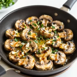 - 450 g frische Champignons (cremini oder weiße) - 56 g ungesalzene Butter - 4 Knoblauchzehen - 1 Teelöffel frische Thymianblätter - 1 Esslöffel Sojasauce - 1 Esslöffel Zitronensaft - Salz und Pfeffer - Frisch gehackte Petersilie Für die Knoblauchbutter-Pilzpfanne sind frische Zutaten wichtig. Champignons geben einen tollen Geschmack. Du kannst entweder cremini oder weiße Pilze wählen. Beide haben ein feines Aroma. Die ungesalzene Butter sorgt für eine reiche, cremige Basis. Sie schmilzt gut und bringt die Aromen zusammen. Knoblauch ist ein Hauptbestandteil. Er gibt dem Gericht seinen besonderen Charakter. Thymian ist ein hervorragendes Kraut. Es ergänzt die Pilze und den Knoblauch perfekt. Sojasauce bringt eine salzige Tiefe. Der Zitronensaft fügt Frische hinzu. Er hilft, die Aromen auszubalancieren. Vergiss nicht, Salz und Pfeffer hinzuzufügen. Diese Gewürze bringen das Gericht zum Leben. Frisch gehackte Petersilie ist die krönende Garnitur. Sie sorgt für Farbe und Aroma. Mit diesen Zutaten bereitest du ein schnelles und schmackhaftes Gericht zu. Es ist perfekt für eine einfache Mahlzeit oder als Beilage. {{ingredient_image_2}} Zuerst schneide die Champignons in Scheiben. Du kannst cremini oder weiße Pilze verwenden. Sie sind beide lecker. Danach hacke den Knoblauch fein. Nimm vier Zehen. Auch Thymian ist wichtig. Frischer Thymian bringt guten Geschmack. Ein Teelöffel frische Blätter reicht aus. Wenn du keinen frischen Thymian hast, nutze getrockneten. Halbiere die Menge auf einen halben Teelöffel. Nimm eine große Pfanne und gib die ungesalzene Butter hinein. Erhitze die Butter bei mittlerer Hitze. Warte, bis die Butter schäumt. Das zeigt, dass sie heiß genug ist. Dann bist du bereit für die Pilze. Füge die geschnittenen Champignons in die heiße Pfanne. Brate die Pilze für 5 bis 7 Minuten an. Rühre sie zwischendurch um. Sie sollten goldbraun werden und ihre Feuchtigkeit verlieren. Das sorgt für tollen Geschmack und eine gute Konsistenz. Jetzt ist es Zeit für den Knoblauch und den Thymian. Gib beides zu den Pilzen. Koche die Mischung für 1 bis 2 Minuten. Der Knoblauch sollte duften, aber nicht anbrennen. Das Aroma wird stark und einladend. Jetzt kommt der letzte Schliff. Füge einen Esslöffel Sojasauce und einen Esslöffel Zitronensaft hinzu. Rühre gut um, damit sich die Aromen verbinden. Lass die Mischung eine weitere Minute kochen. Danach schmecke mit Salz und Pfeffer ab. Schließlich garnierst du das Gericht mit frisch gehackter Petersilie. Das macht es schön und frisch. Um die beste Konsistenz der Pilze zu erreichen, ist das richtige Anbraten wichtig. Beginne mit einer heißen Pfanne. So verhinderst du, dass die Pilze Wasser abgeben. Brate sie in einer einzigen Schicht an. Wenn die Pfanne zu voll ist, werden die Pilze dampfen statt braten. Rühre sie nur gelegentlich um, damit sie gleichmäßig bräunen. Nach 5-7 Minuten sollten sie goldbraun sein und die Feuchtigkeit verdampft sein. Frische Kräuter bringen den Geschmack der Pilze auf die nächste Stufe. Thymian ist eine tolle Wahl, aber du kannst auch frische Petersilie verwenden. Diese Kräuter fügen Tiefe und Aroma hinzu. Hacke die Kräuter fein und füge sie gegen Ende des Kochens hinzu. So bleiben die Aromen frisch und lebendig. Ein Spritzer Zitronensaft verstärkt den Geschmack zusätzlich. Ein schönes Gericht sieht besser aus, wenn man es gut anrichtet. Serviere die Pilze in einer schönen Schüssel. Die leuchtenden Farben der Pilze und die glänzende Knoblauchbutter ziehen das Auge an. Streue frische Petersilie oben drauf, um einen frischen Look zu erzeugen. Du kannst auch einige Zitronenscheiben daneben legen. Das macht das Gericht einladend und appetitlich. Pro Tipps Frische Pilze wählen: Verwenden Sie möglichst frische Champignons, um den besten Geschmack und die beste Textur zu erzielen. Achten Sie darauf, dass sie fest und trocken sind. Knoblauch richtig anbraten: Fügen Sie den Knoblauch erst spät hinzu, um ein Anbrennen zu vermeiden. So bleibt der Geschmack intensiv und aromatisch. Würzen nach Geschmack: Probieren Sie die Mischung während des Kochens und passen Sie die Gewürze nach Ihrem persönlichen Geschmack an, um ein perfektes Gericht zu kreieren. Perfekte Garnitur: Verwenden Sie frisch gehackte Petersilie als Garnitur, um Farbe und Frische hinzuzufügen. Es sorgt auch für einen ansprechenden Look auf dem Teller. {{image_4}} Sie können die Knoblauchbutter-Pilzpfanne noch besser machen. Fügen Sie Spinat hinzu. Spinat passt gut zu Pilzen. Er bringt Farbe und Nährstoffe. Auch andere Gemüse sind toll. Zucchini oder Paprika sind gute Optionen. Schneiden Sie das Gemüse klein und braten Sie es mit den Pilzen an. So wird das Gericht bunter und nahrhafter. Kräuter machen einen großen Unterschied. Neben Thymian können Sie Oregano verwenden. Oregano hat einen würzigen Geschmack. Auch Basilikum ist eine gute Wahl. Frische Kräuter bringen mehr Aromen ins Gericht. Fügen Sie die Kräuter früh hinzu, damit sie gut durchziehen. Experimentieren Sie mit verschiedenen Kräutern, um Ihre perfekte Mischung zu finden. Wenn Sie Milchprodukte vermeiden möchten, gibt es Alternativen. Ersetzen Sie die Butter durch pflanzliche Optionen. Margarine oder Kokosöl sind gute Ersatzstoffe. Diese Optionen machen das Gericht vegan. Sie schmecken auch gut und geben Geschmack. Testen Sie verschiedene pflanzliche Fette, um die beste Wahl für Ihren Geschmack zu finden. Um Reste der Knoblauchbutter-Pilzpfanne zu lagern, lassen Sie die Pilze zuerst abkühlen. Dann füllen Sie sie in einen luftdichten Behälter. Stellen Sie sicher, dass der Behälter gut verschlossen ist. So bleibt der Geschmack frisch. Sie können die Pilze bis zu 3 Tage im Kühlschrank aufbewahren. Wenn Sie die Pilze wieder aufwärmen möchten, nutzen Sie eine Pfanne. Erhitzen Sie die Pfanne bei mittlerer Hitze. Fügen Sie ein wenig Butter oder Öl hinzu, um die Pilze sanft zu erwärmen. Rühren Sie die Pilze gelegentlich um, damit sie gleichmäßig warm werden. Vermeiden Sie die Mikrowelle, da sie die Textur verändern kann. Die Knoblauchbutter-Pilze sind im Kühlschrank etwa 3 Tage haltbar. Achten Sie darauf, sie gut zu lagern. Wenn die Pilze seltsam riechen oder schleimig sind, sollten Sie sie entsorgen. Frische ist wichtig, um den vollen Geschmack zu genießen. Die Zubereitung dauert insgesamt 20 Minuten. Davon sind 10 Minuten für die Vorbereitung. Die restlichen 10 Minuten sind zum Kochen der Pilze. Diese schnelle Zeit sorgt dafür, dass du ein köstliches Gericht in kurzer Zeit genießen kannst. Ja, du kannst gefrorene Pilze verwenden. Achte jedoch darauf, sie vorher gut abzutropfen. Gefrorene Pilze haben oft mehr Wasser. Das kann die Konsistenz des Gerichts verändern. Es ist besser, frische Pilze zu verwenden, wenn du die Möglichkeit hast. Knoblauchbutter-Pilze passen gut zu verschiedenen Beilagen. Hier sind einige Vorschläge: - Reis oder Quinoa für eine sättigende Basis - Frisches Brot, um die Butter aufzusaugen - Gegrilltes Fleisch oder Fisch für eine herzhaftere Mahlzeit - Ein grüner Salat für einen frischen Kontrast Diese Kombinationen machen dein Essen noch leckerer. Diese Knoblauchbutter-Pilz-Pfanne bietet einen einfachen und köstlichen Genuss. Wir haben frische Champignons, aromatische Kräuter und eine perfekte Zubereitung besprochen. Mit den Tipps zur Lagerung und Variationen kannst du das Rezept anpassen. Probiere verschiedene Kräuter oder Gemüse aus und genieße die reichhaltigen Aromen. Du hast die Grundlagen, um deine Küche zu bereichern. Kreiere spannende Gerichte und teile sie mit Freunden!